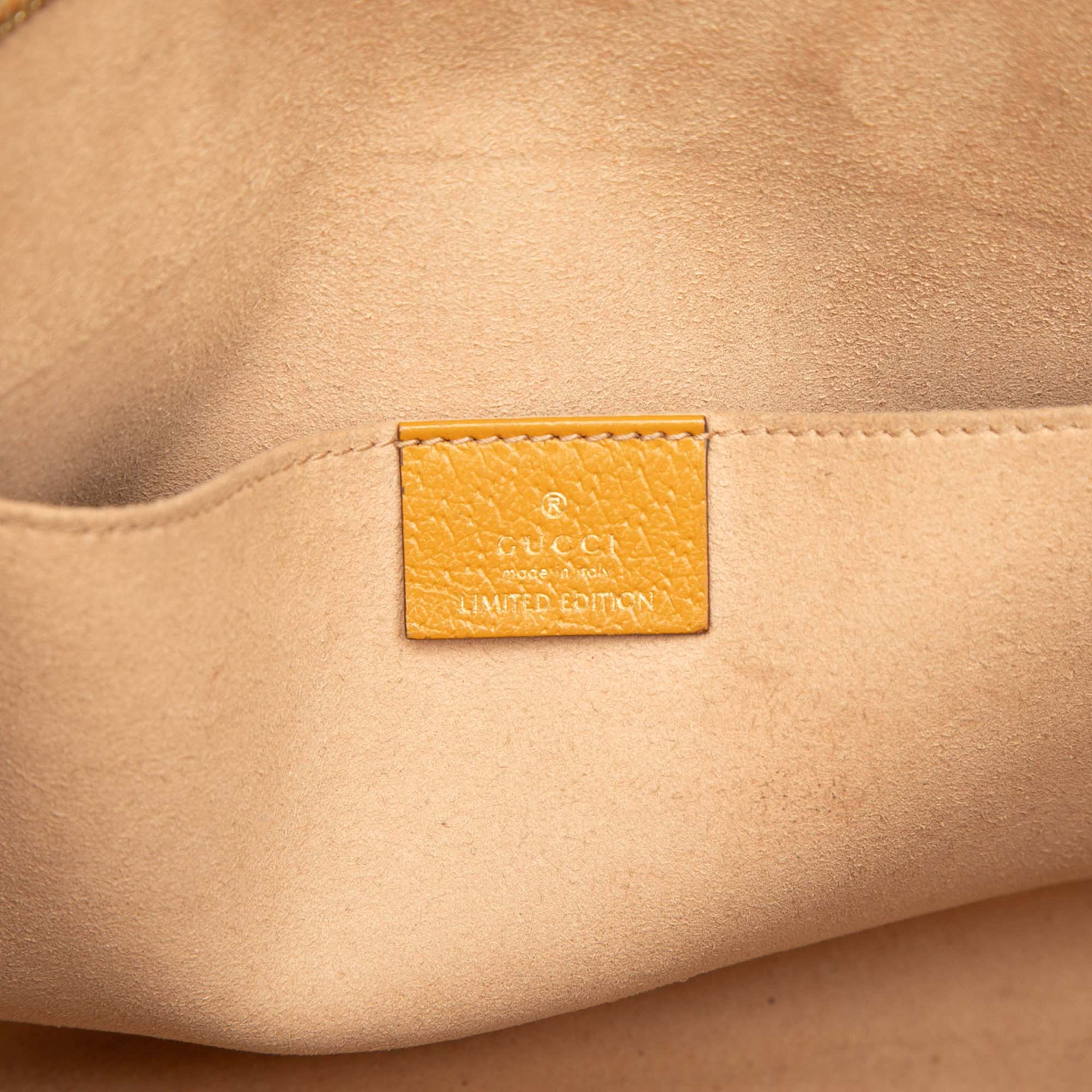 Gucci Kai Gg Supreme Teddy Bear Clutch, från Luxclusif, i färgen beige. Klicka för att öppna bilden i stort format