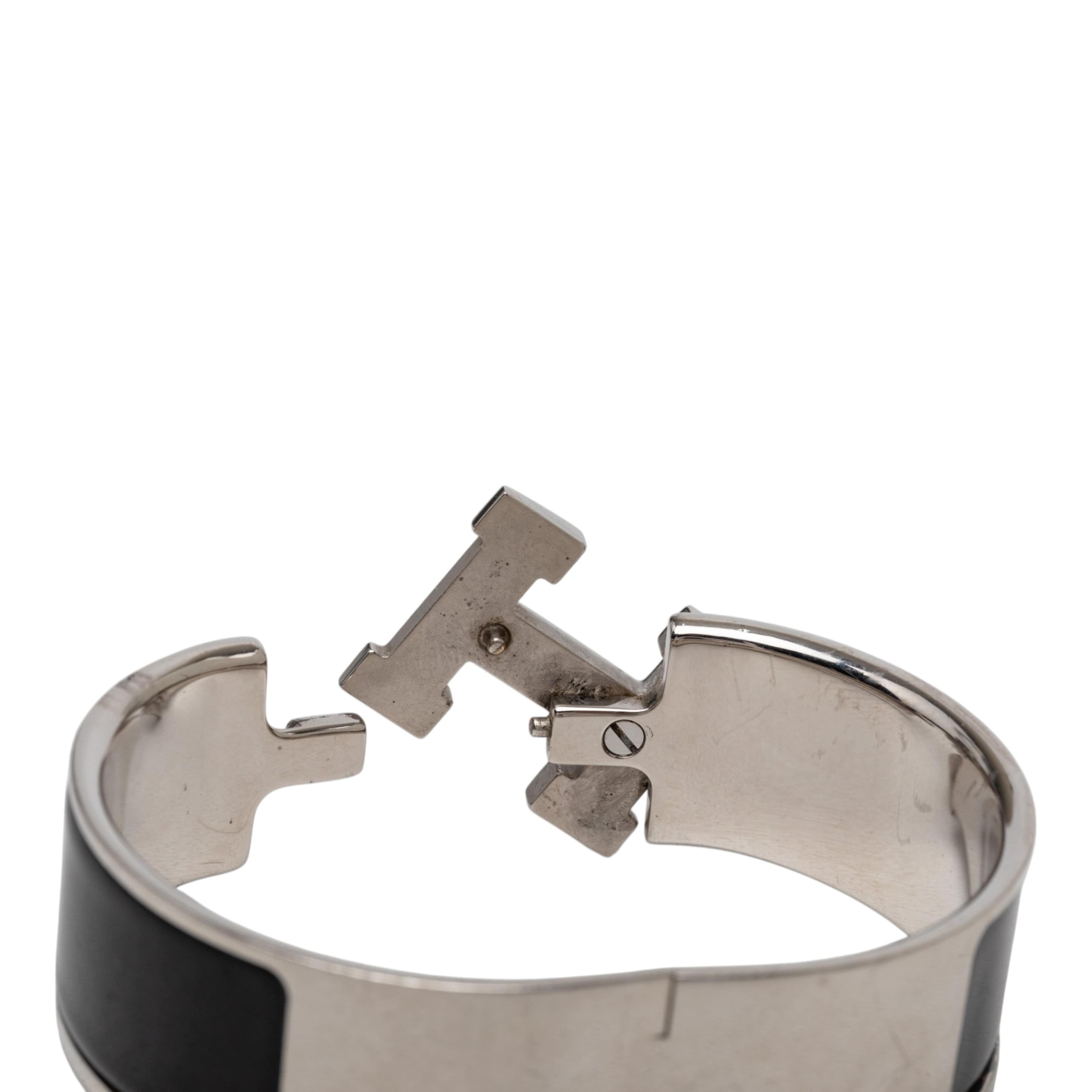 Hermès Wide Enamel Clic Clac H Bracelet Pm, från Luxclusif, i färgen svart. Klicka för att öppna bilden i stort format