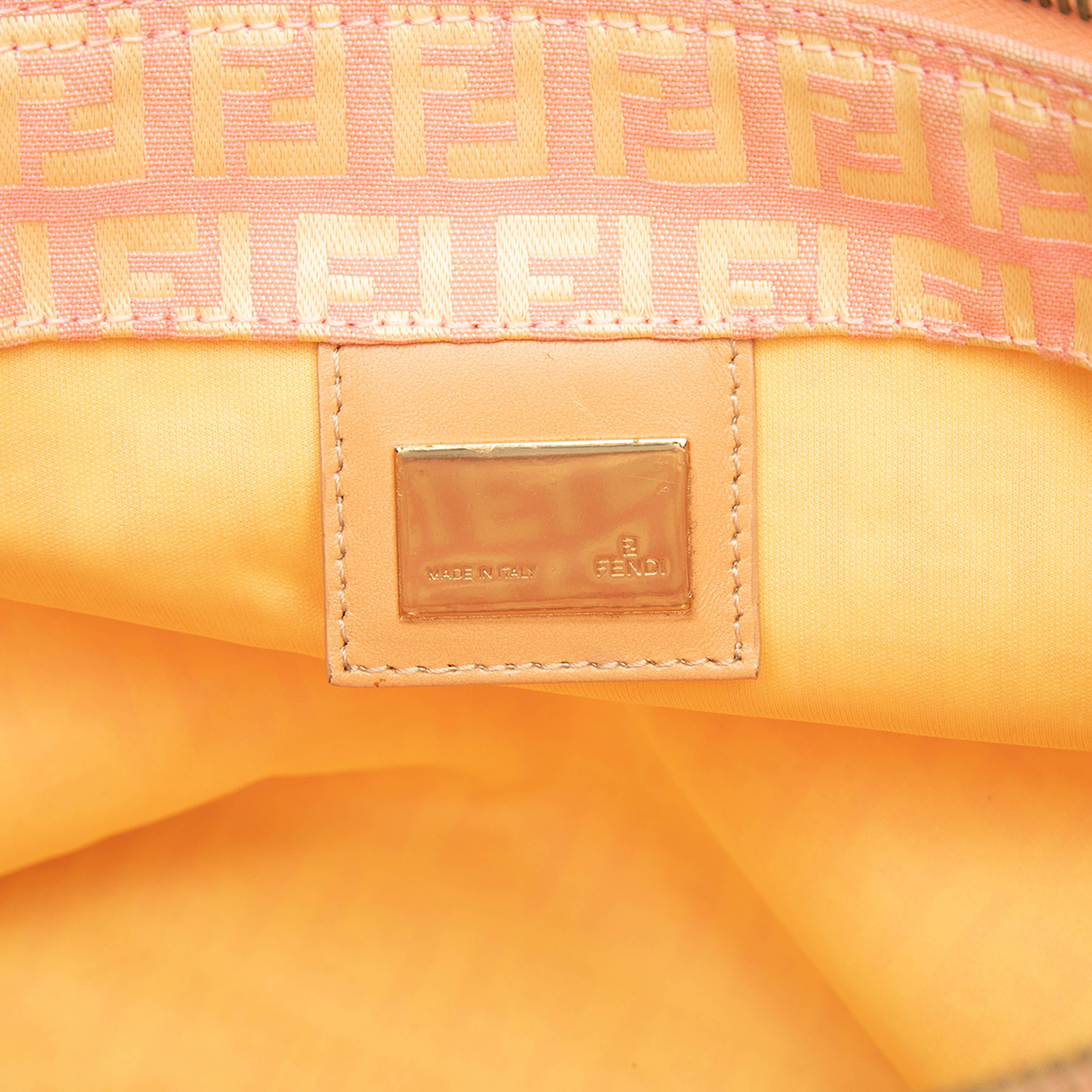 Fendi Small Zucchino Canvas Tote, från Luxclusif, i färgen rosa. Klicka för att öppna bilden i stort format