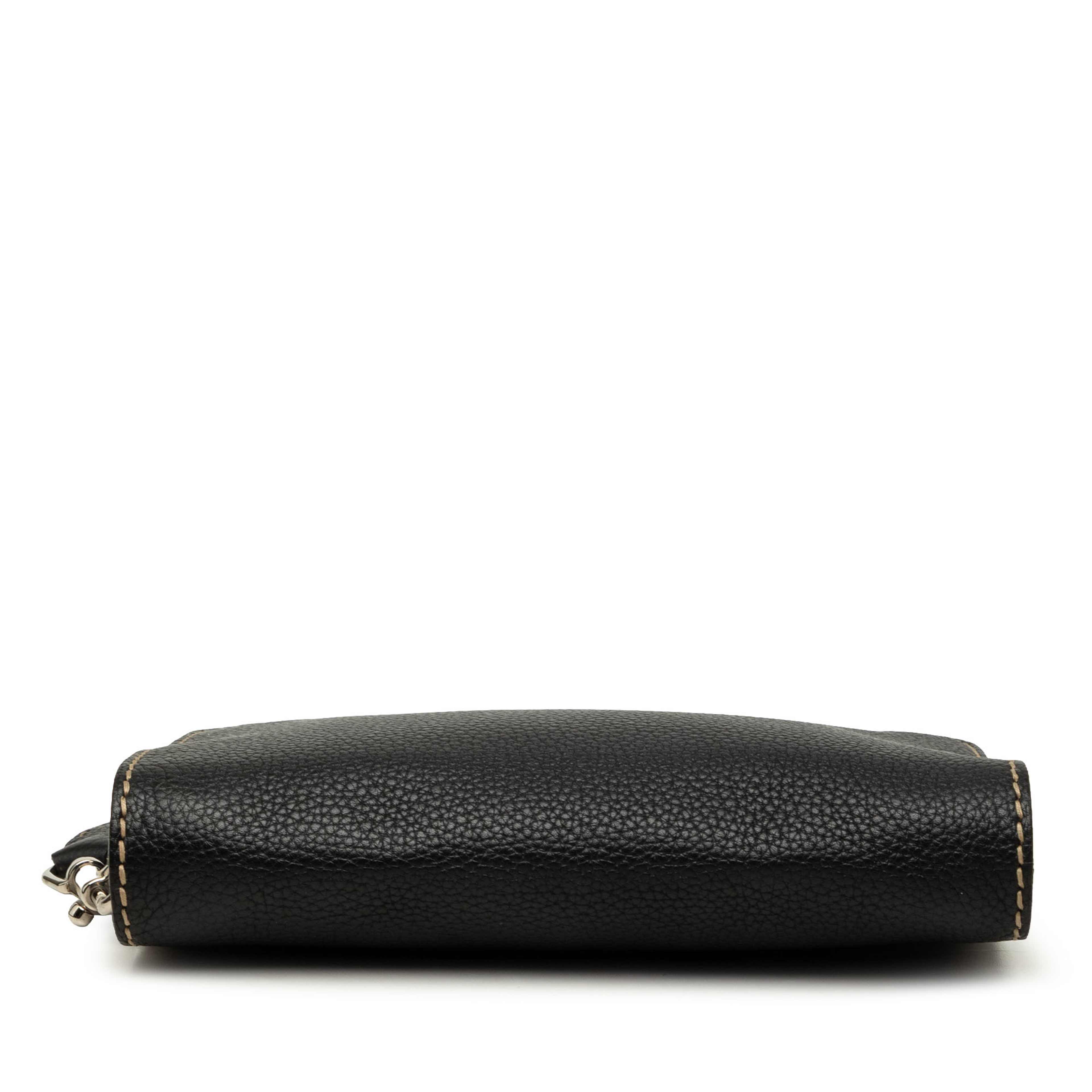 Fendi Cuoio Romano Selleria Zip Around Wristlet Pouch, från Luxclusif, i färgen svart. Klicka för att öppna bilden i stort format