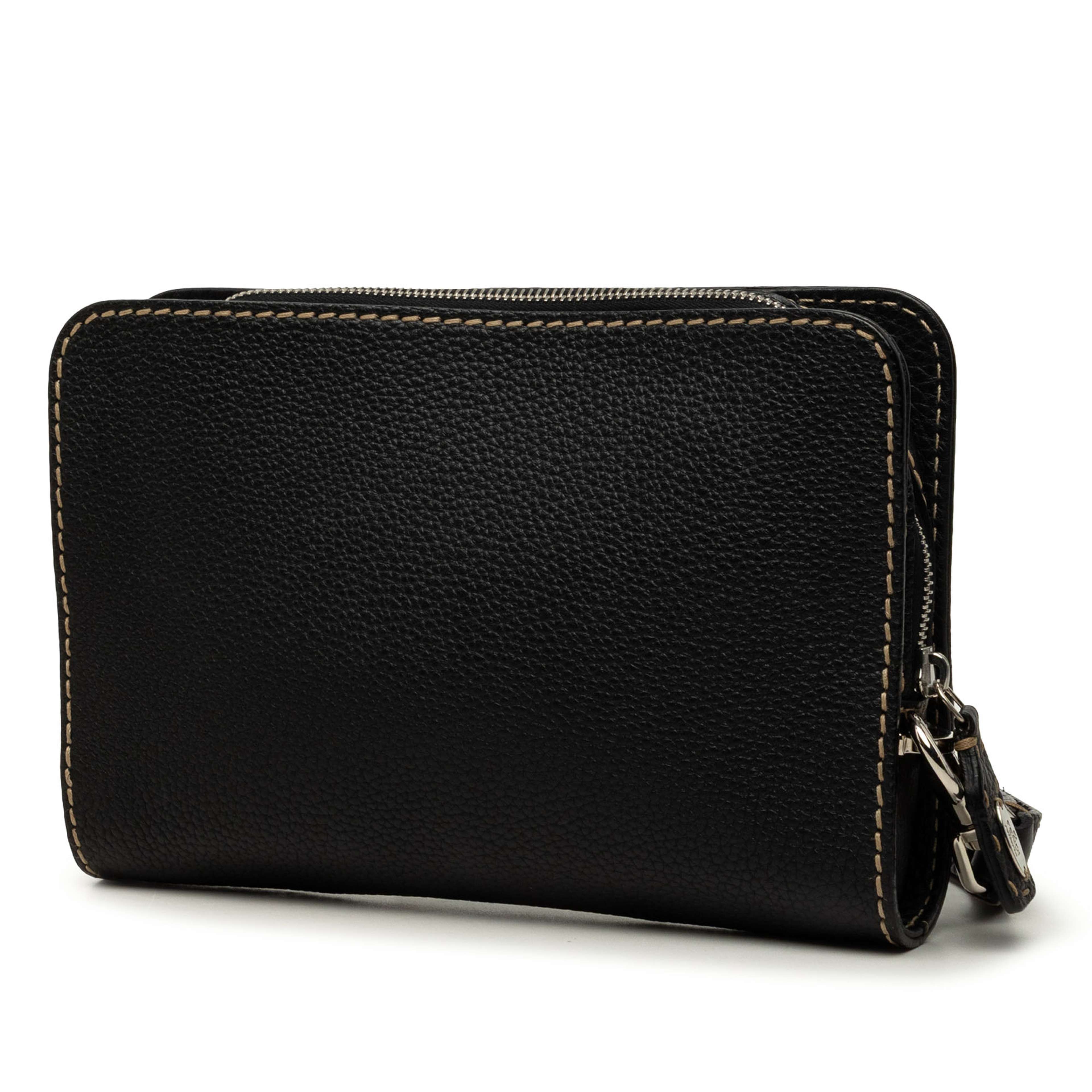 Fendi Cuoio Romano Selleria Zip Around Wristlet Pouch, från Luxclusif, i färgen svart. Klicka för att öppna bilden i stort format