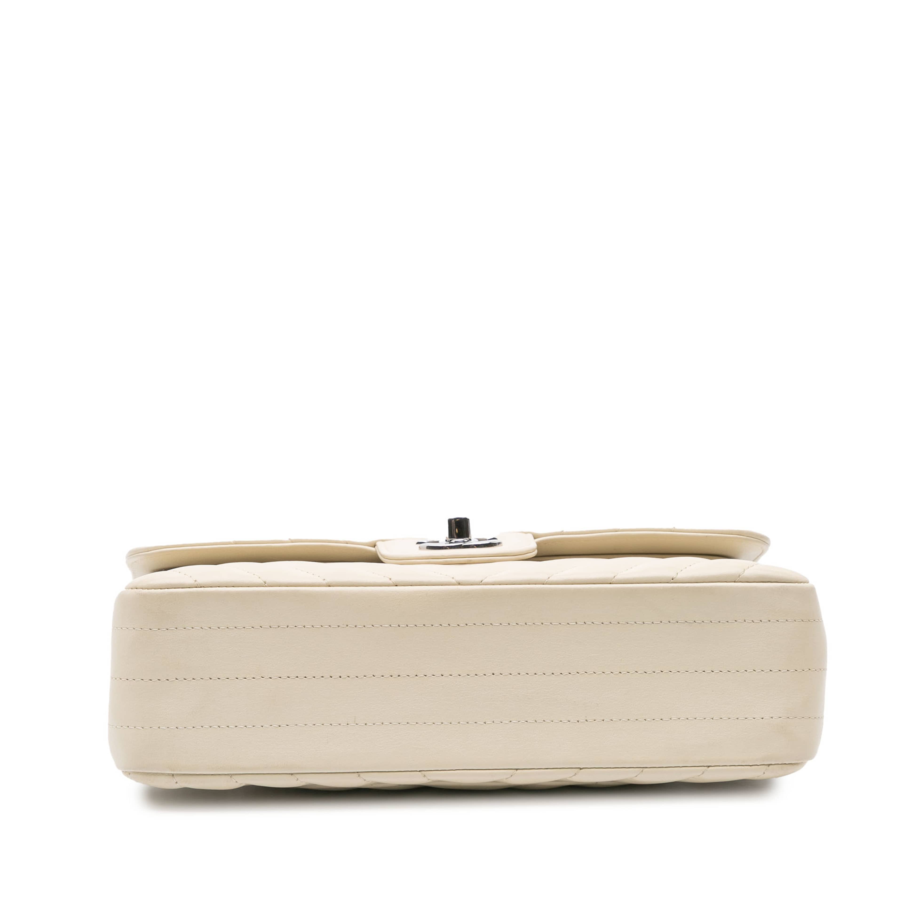 Chanel Small Classic Chevron Lambskin Double Flap, från Luxclusif, i färgen off white. Klicka för att öppna bilden i stort format