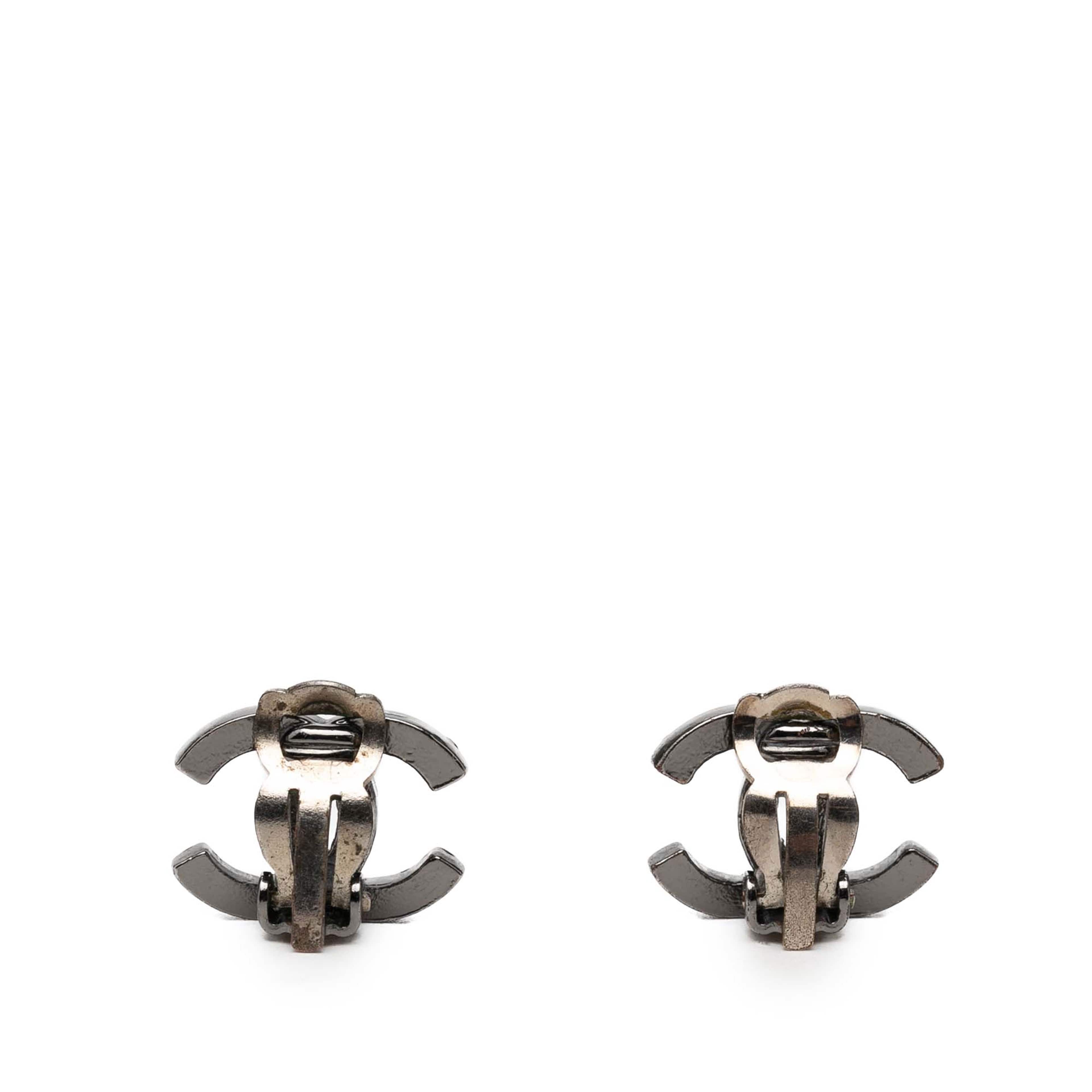Chanel Cc Brass Strass Lacquered Clip On Earrings, från Luxclusif, i färgen svart. Klicka för att öppna bilden i stort format