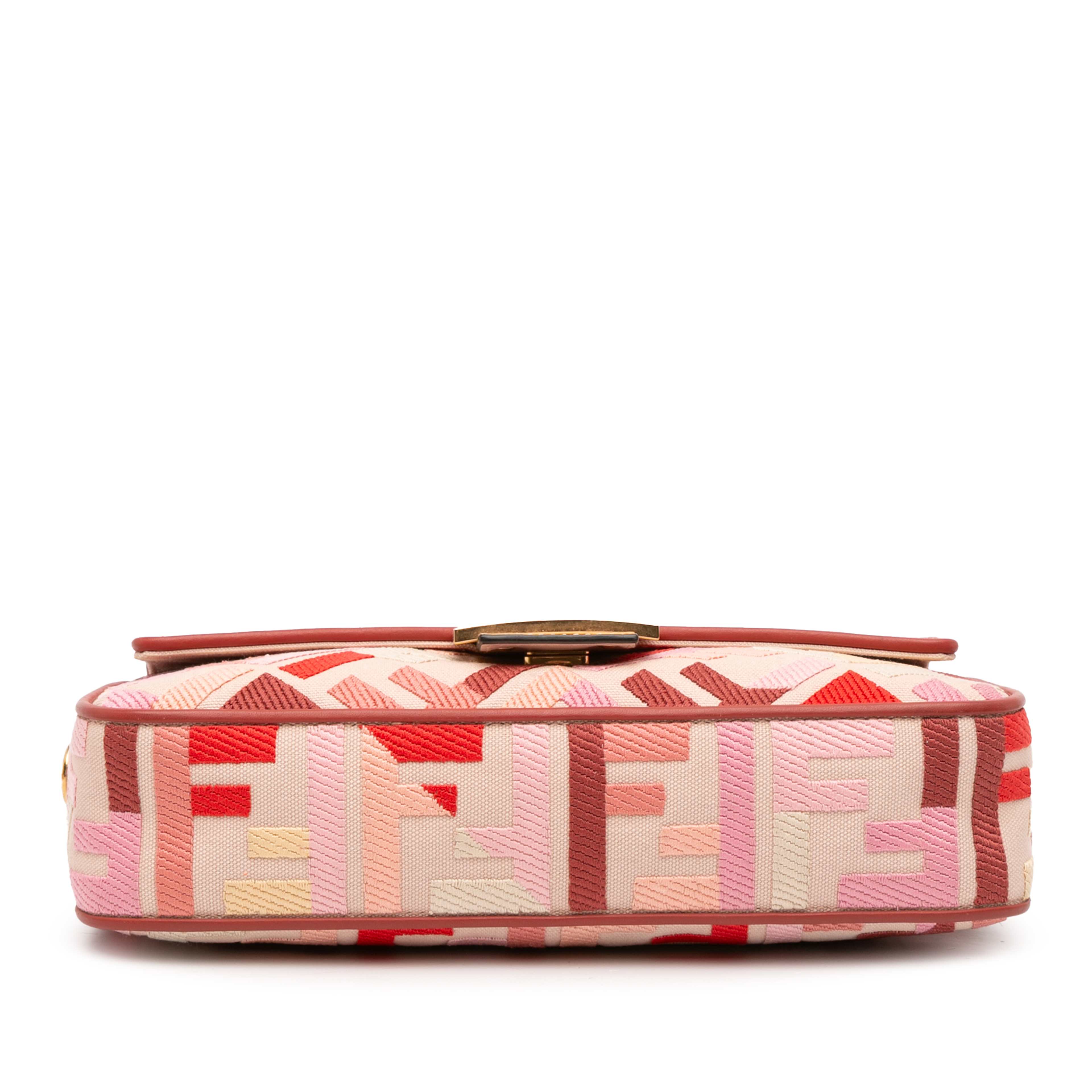 Fendi Zucca Embroidered Canvas Baguette Satchel, från Luxclusif, i färgen pink. Klicka för att öppna bilden i stort format