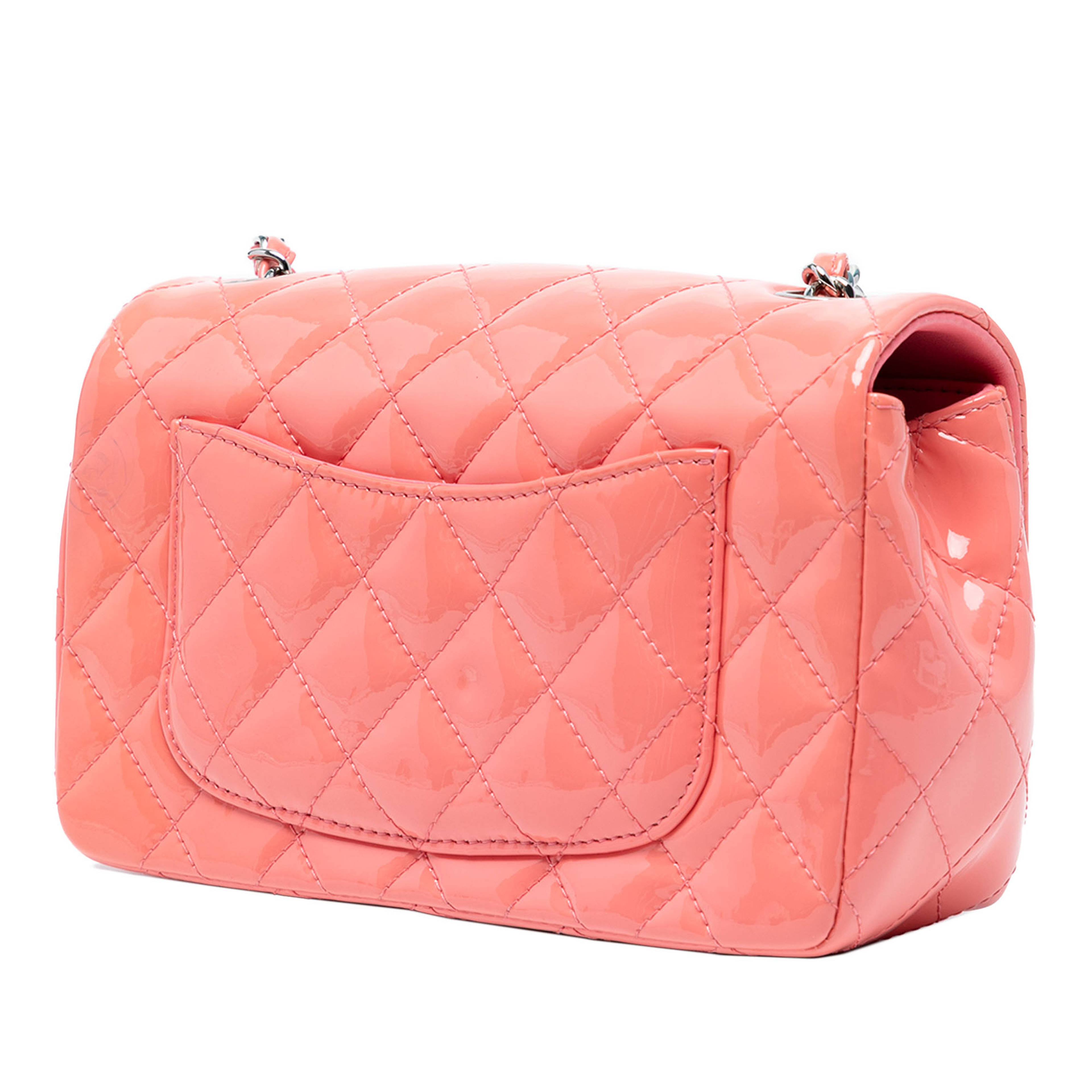 Chanel Mini Rectangular Classic Patent Single Flap, från Luxclusif, i färgen salmon. Klicka för att öppna bilden i stort format