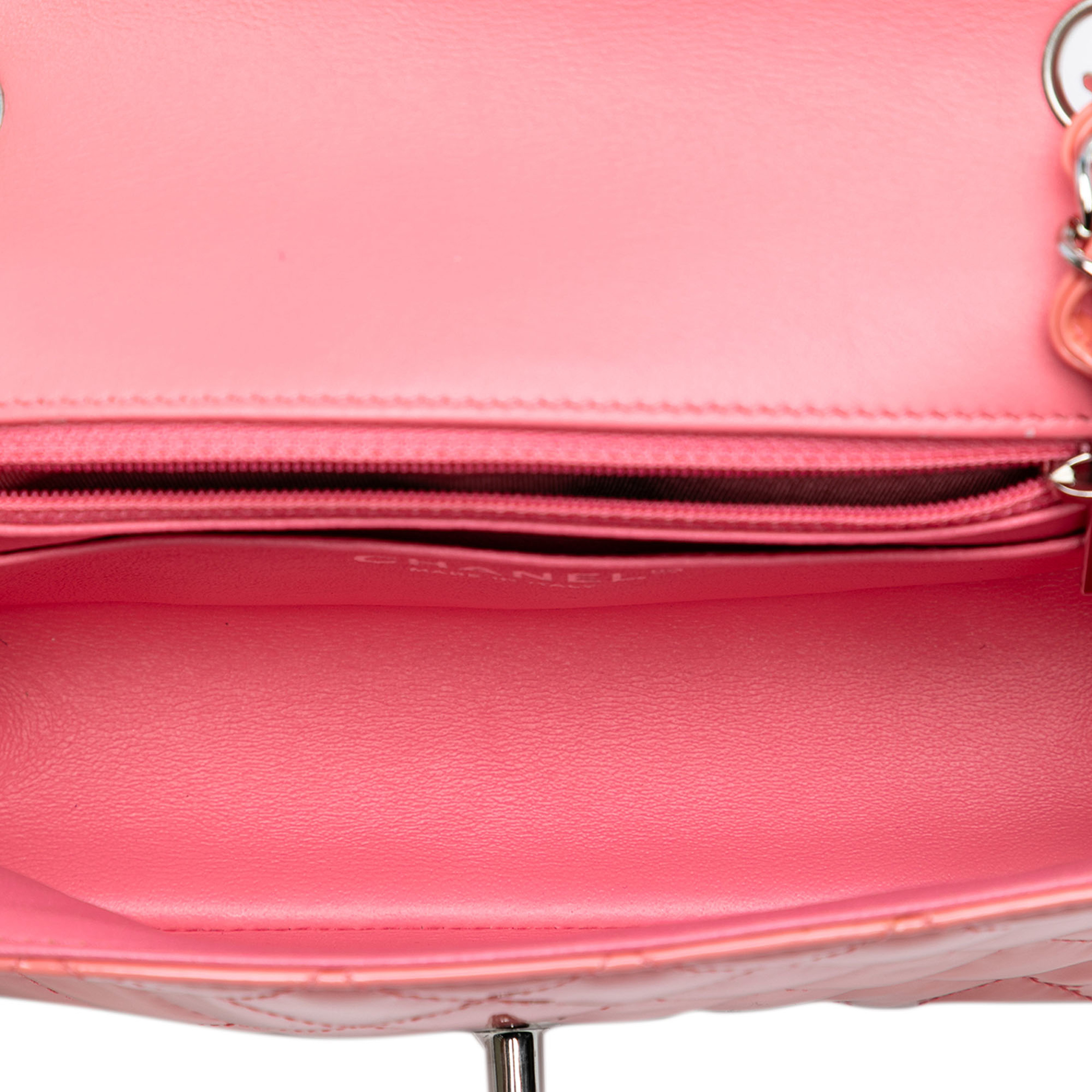 Chanel Mini Rectangular Classic Patent Single Flap, från Luxclusif, i färgen salmon. Klicka för att öppna bilden i stort format