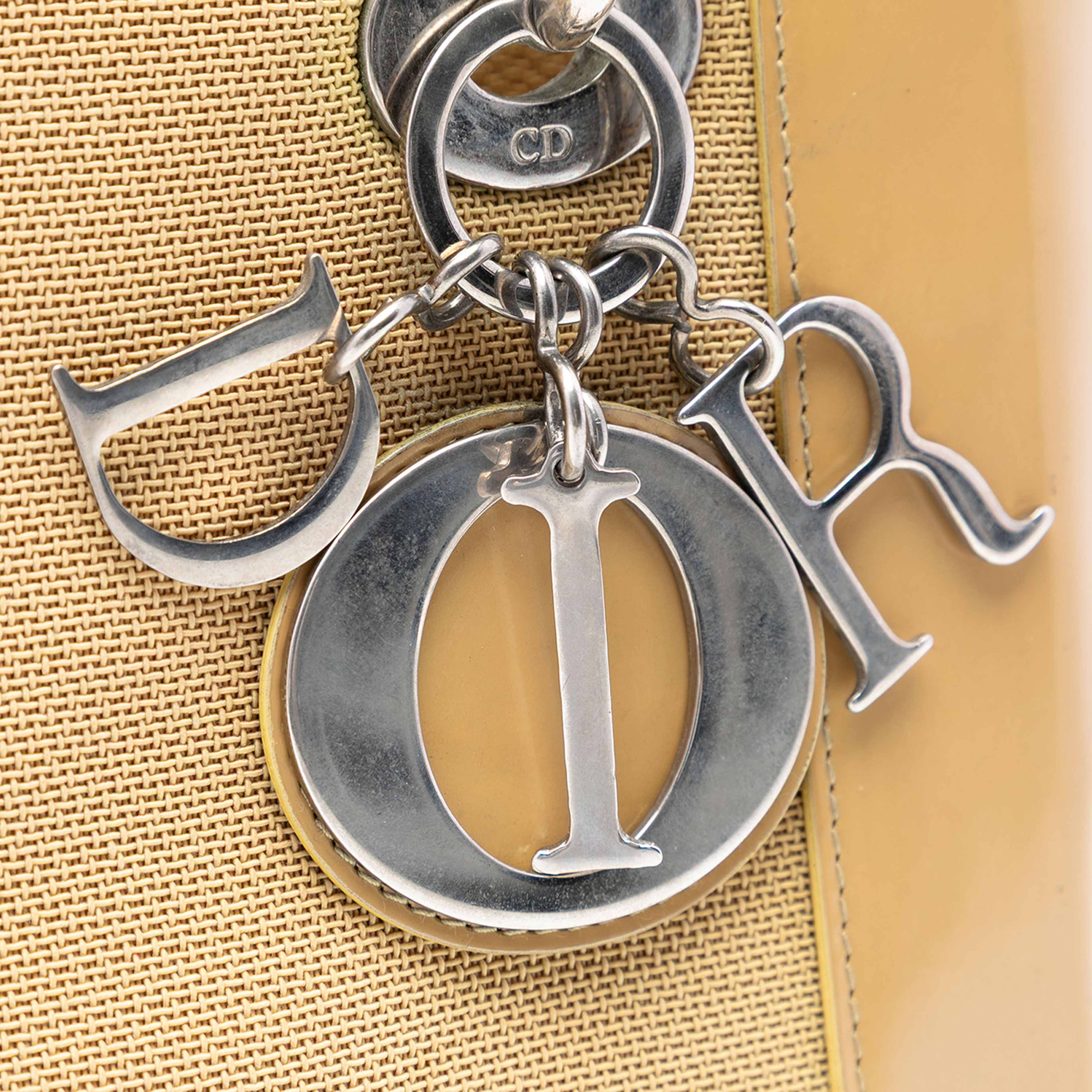 Dior Medium Canvas Lady Dior, från Luxclusif, i färgen beige. Klicka för att öppna bilden i stort format