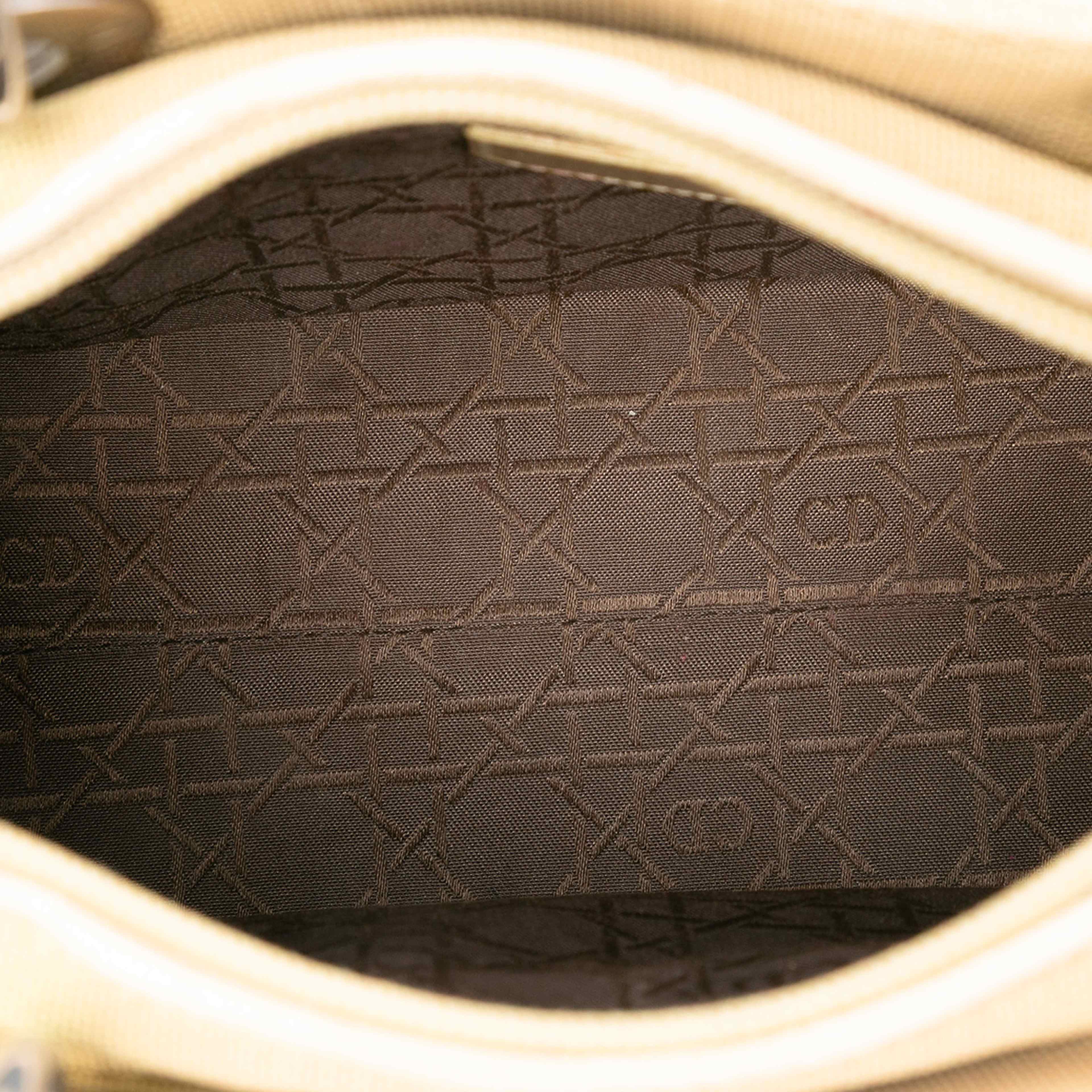 Dior Medium Canvas Lady Dior, från Luxclusif, i färgen beige. Klicka för att öppna bilden i stort format