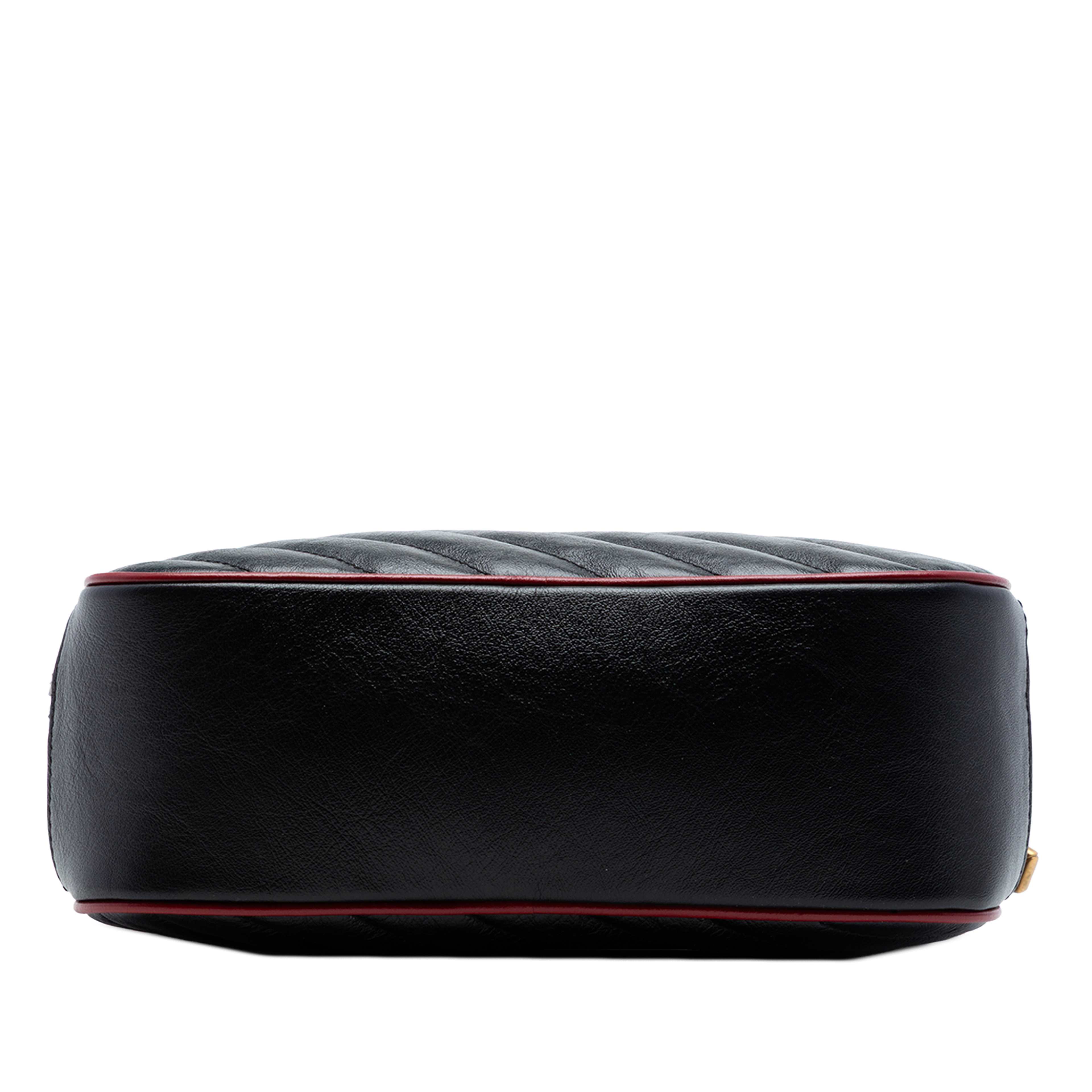 Gucci Small Gg Marmont Matelasse Diagonal Leather Torchon Bamboo Satchel, från Luxclusif, i färgen black. Klicka för att öppna bilden i stort format