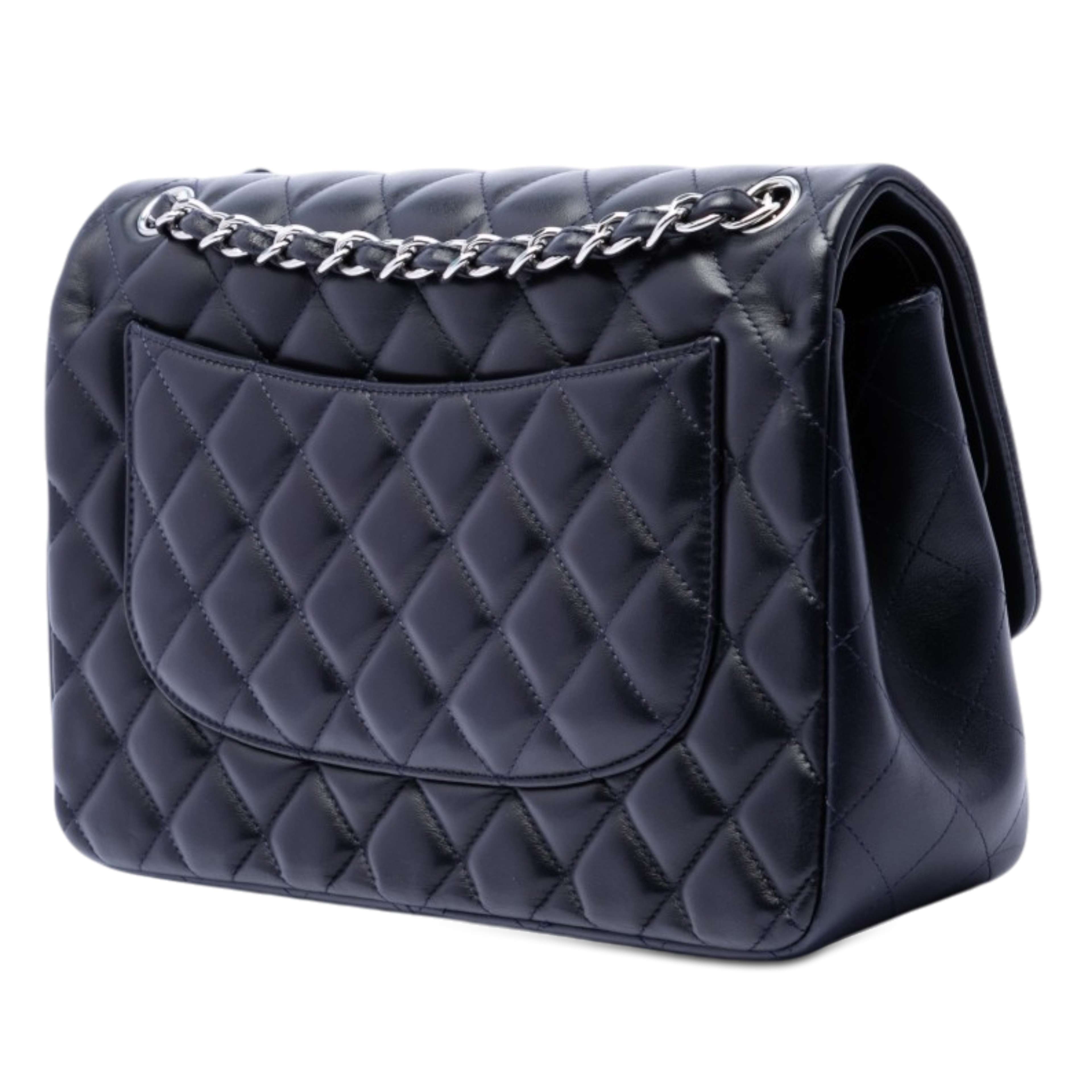 Chanel Jumbo Classic Lambskin Double Flap, från Luxclusif, i färgen navy. Klicka för att öppna bilden i stort format