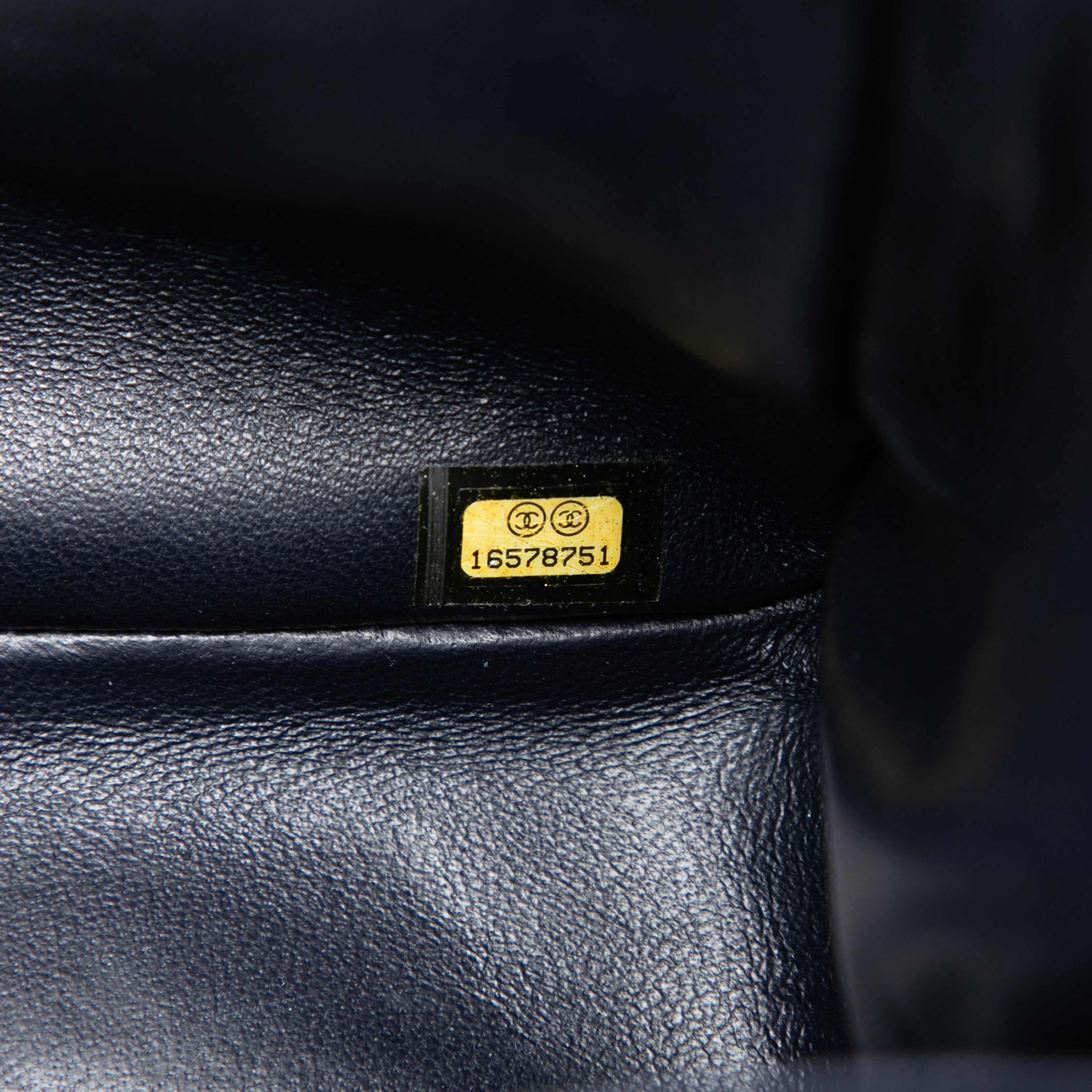 Chanel Jumbo Classic Lambskin Double Flap, från Luxclusif, i färgen navy. Klicka för att öppna bilden i stort format