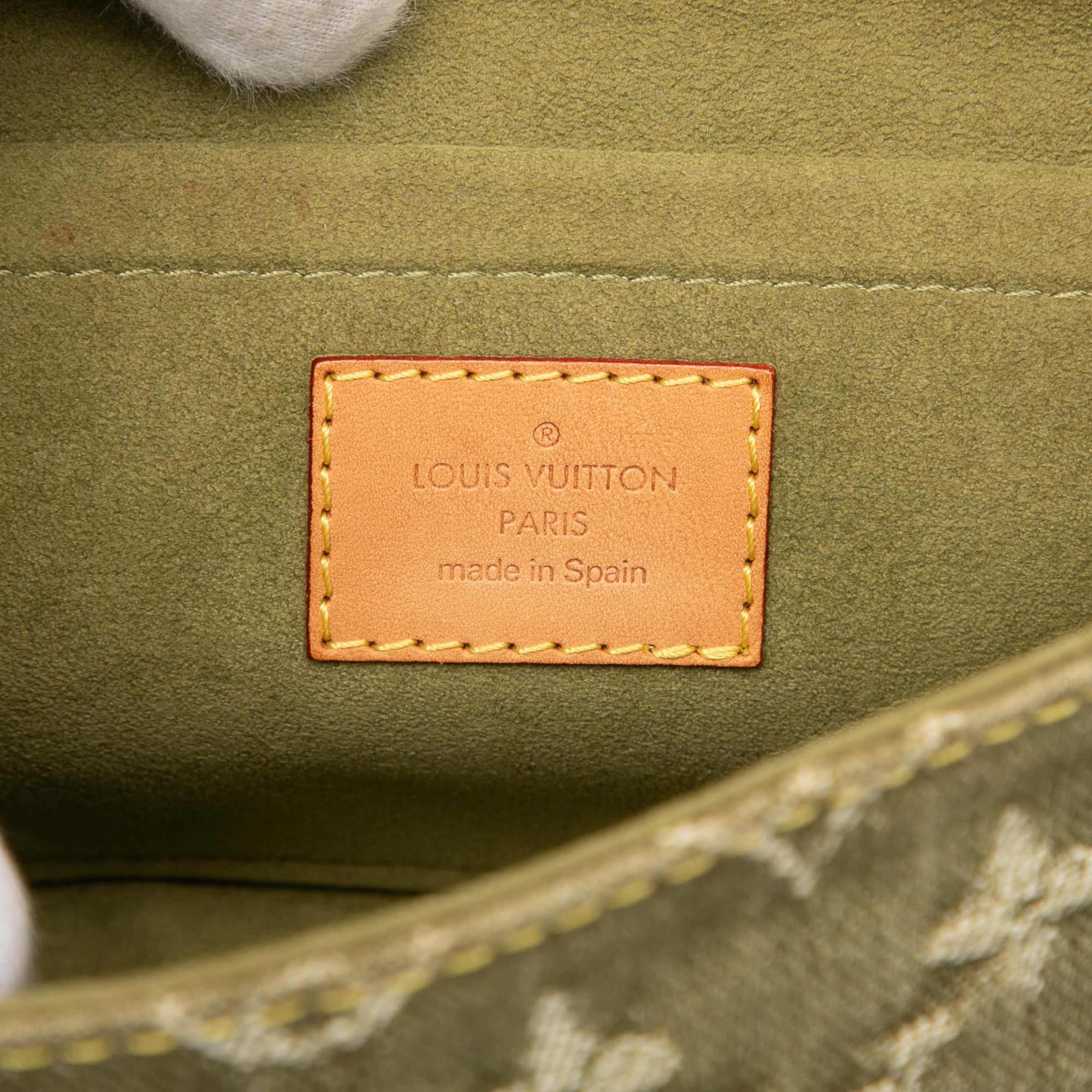 Louis Vuitton Monogram Denim Mini Pleaty, från Luxclusif, i färgen olive green. Klicka för att öppna bilden i stort format