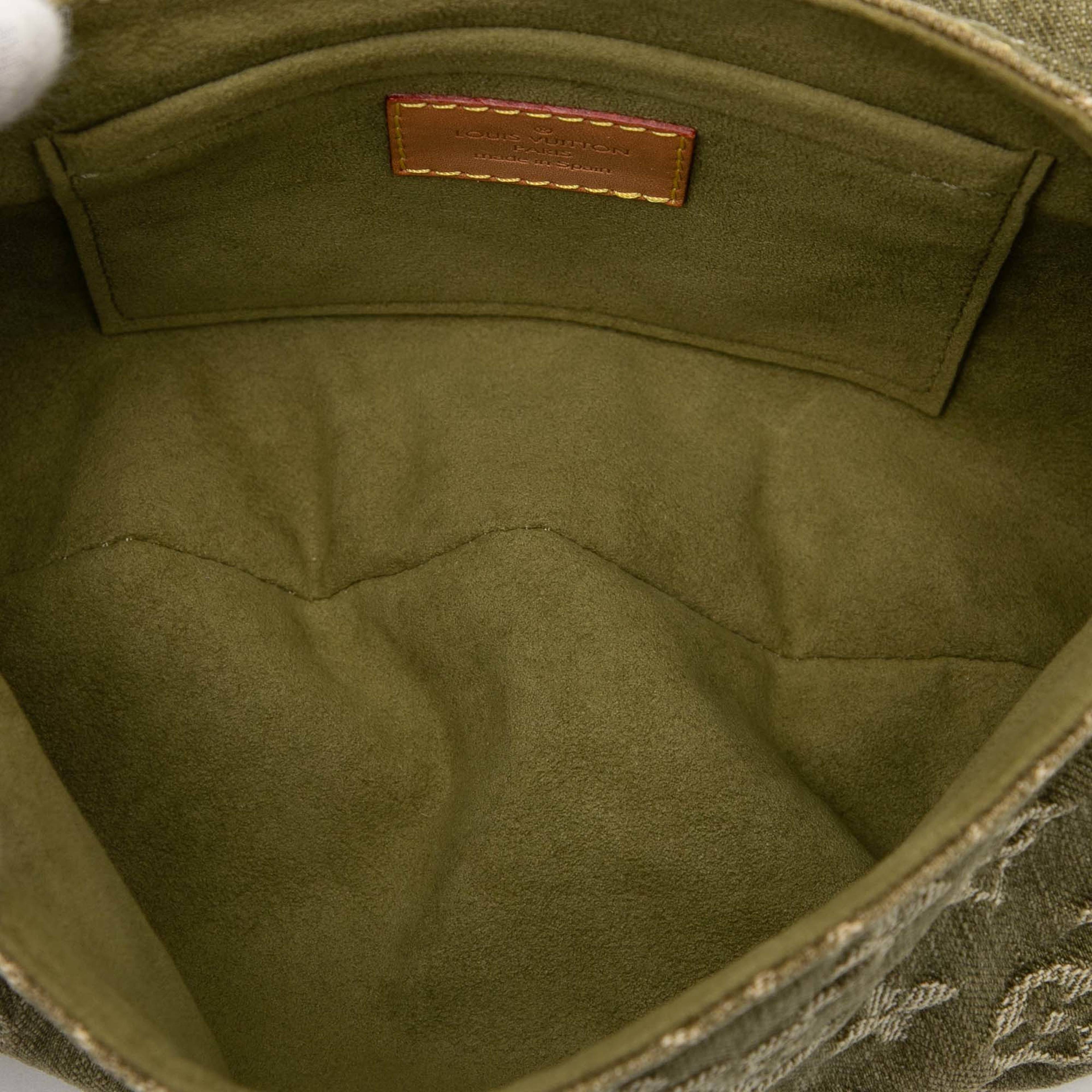 Louis Vuitton Monogram Denim Mini Pleaty, från Luxclusif, i färgen olive green. Klicka för att öppna bilden i stort format