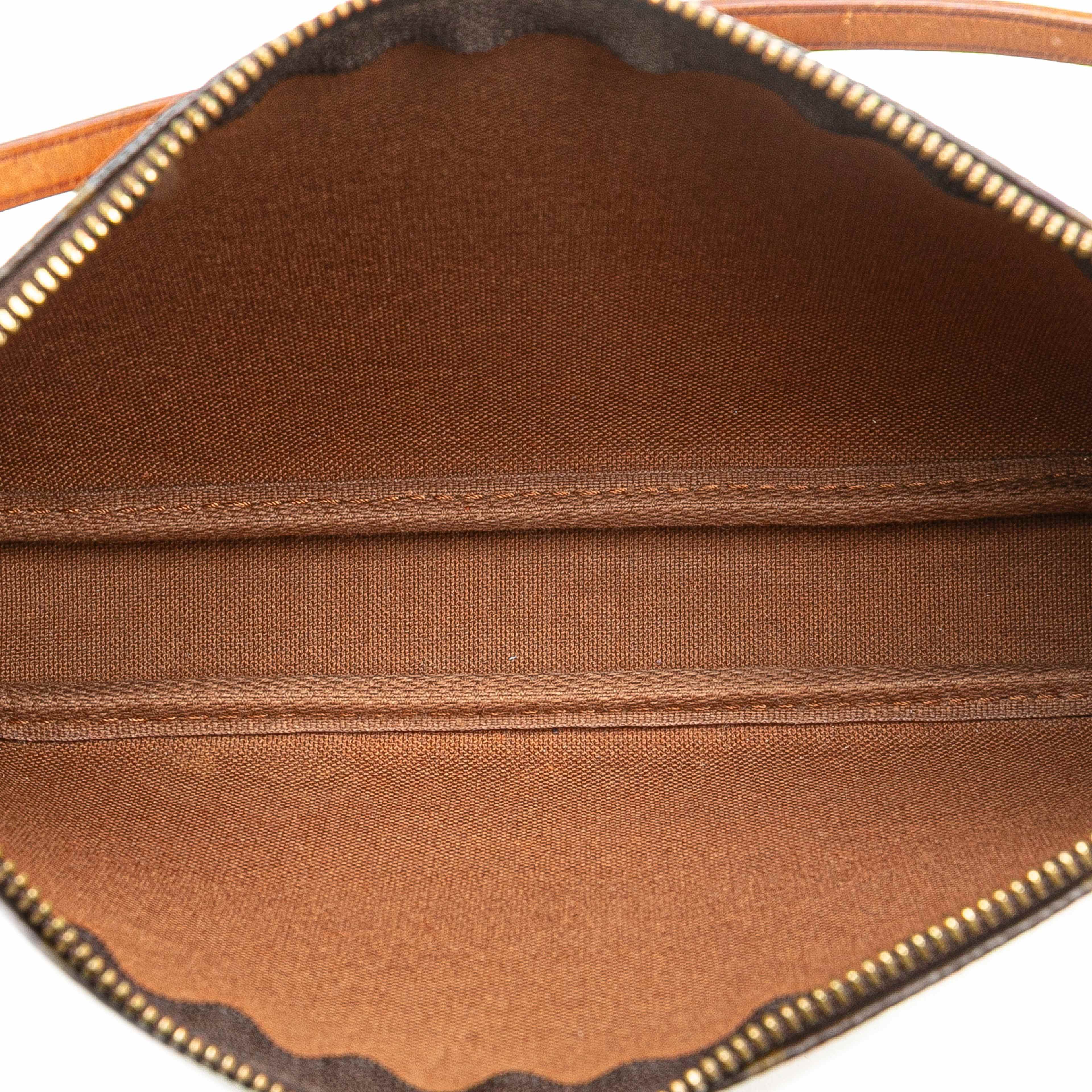Louis Vuitton Monogram Pochette Accessoires, från Luxclusif, i färgen brown. Klicka för att öppna bilden i stort format