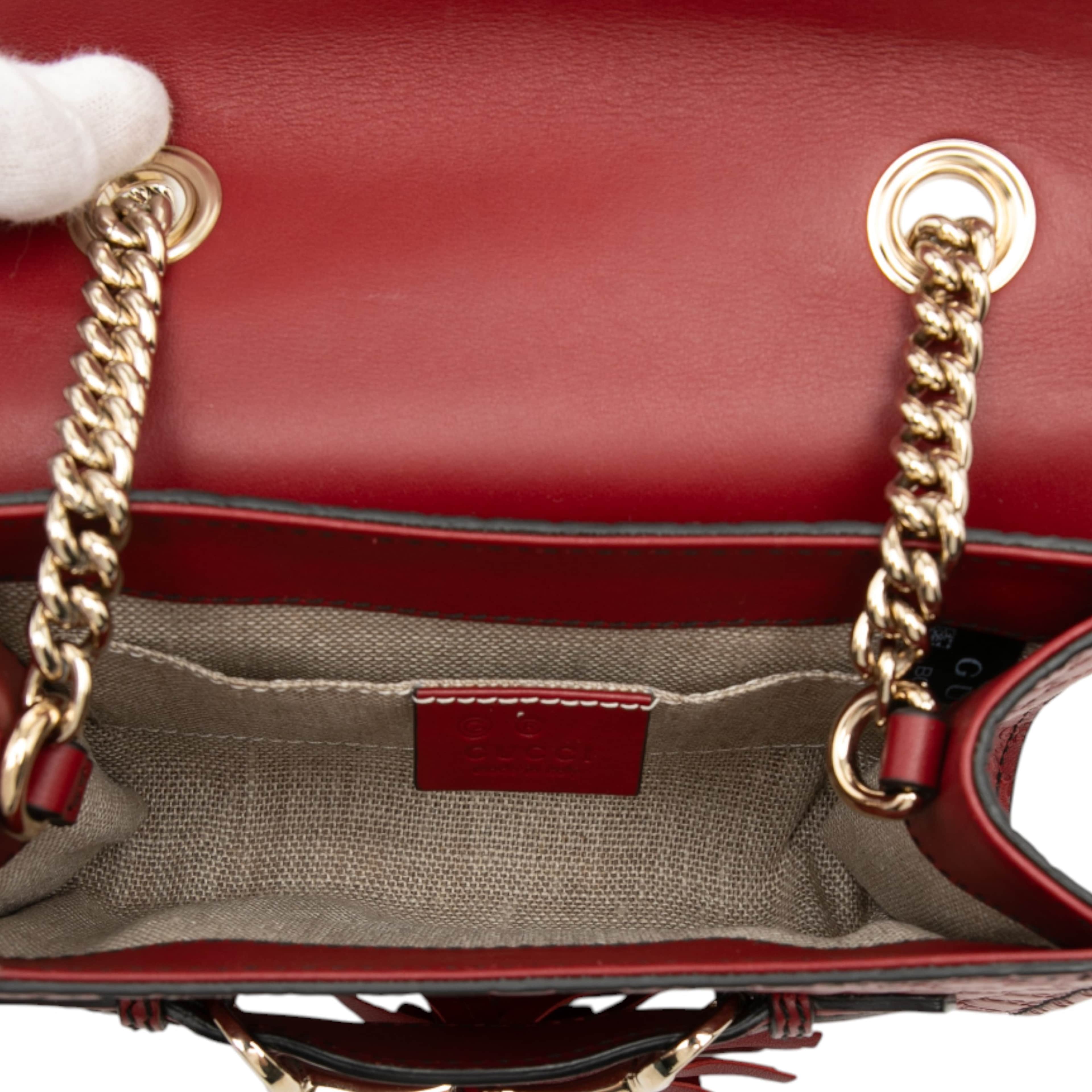 Gucci Mini Microguccissima Emily Crossbody, från Luxclusif, i färgen dark red. Klicka för att öppna bilden i stort format