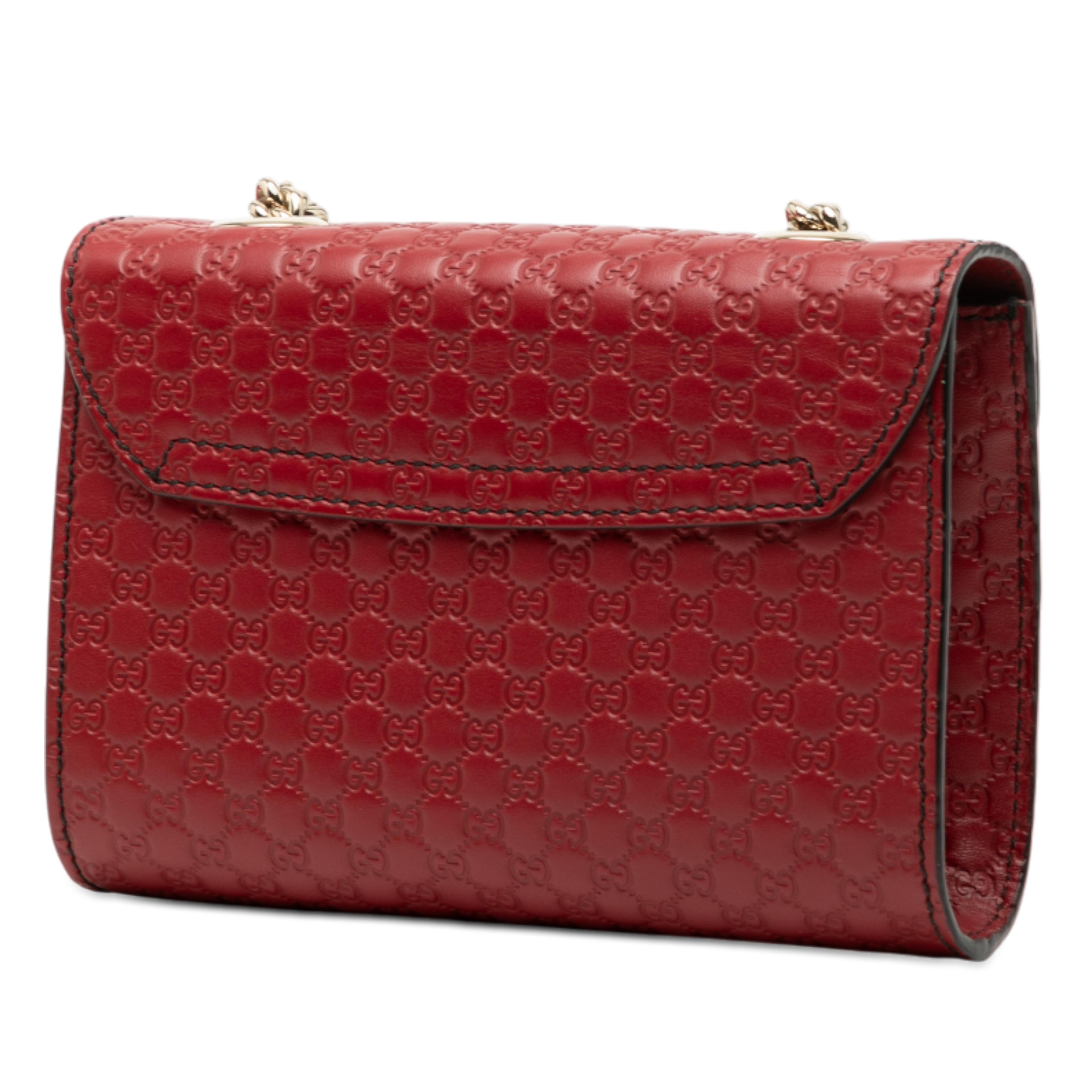 Gucci Mini Microguccissima Emily Crossbody, från Luxclusif, i färgen dark red. Klicka för att öppna bilden i stort format