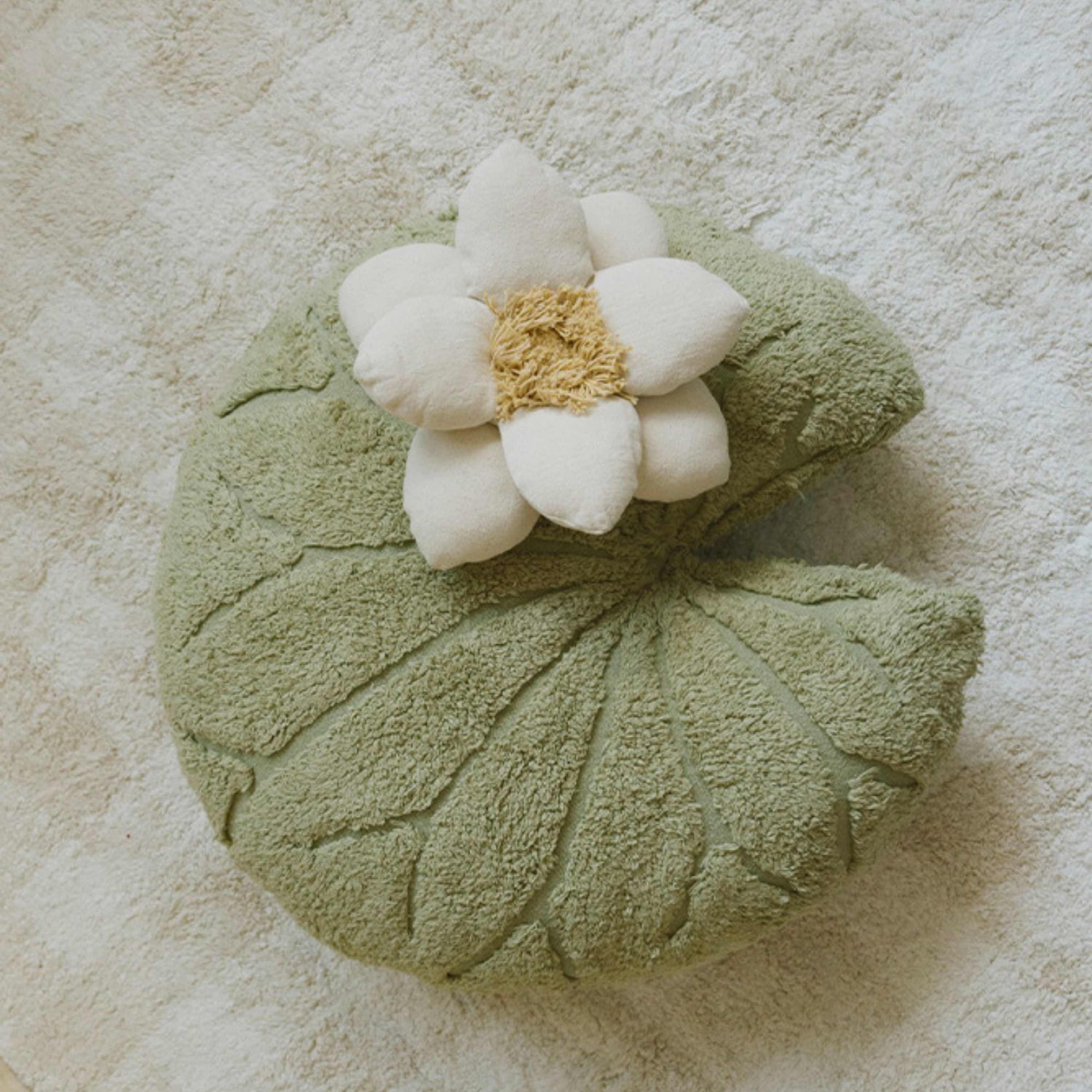 Golvkudde Näckros, från LORENA CANALS, i färgen matcha, naturlig, majssilke, honung. Klicka för att öppna bilden i stort format