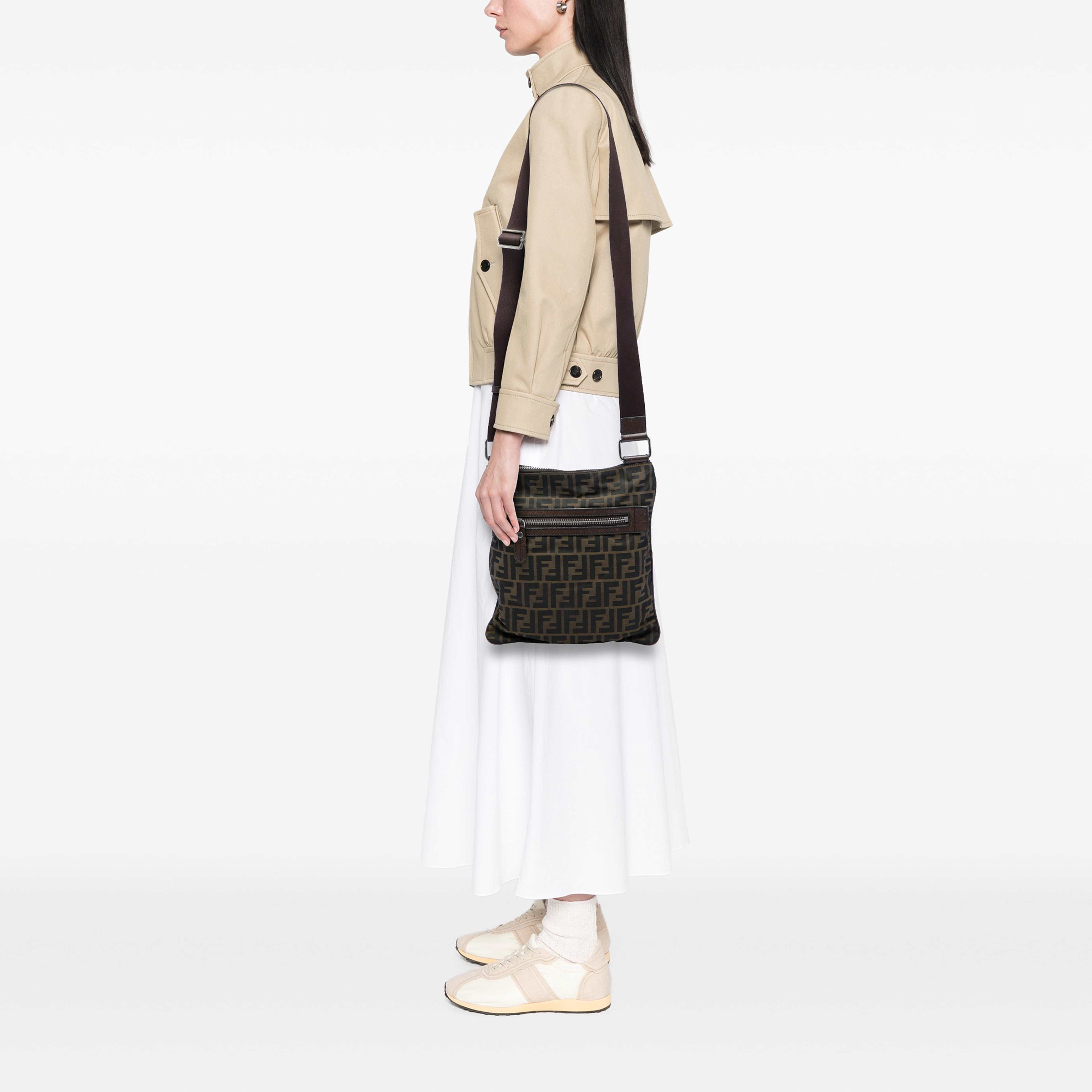 Fendi Zucca Canvas Crossbody, från Luxclusif, i färgen brun. Klicka för att öppna bilden i stort format
