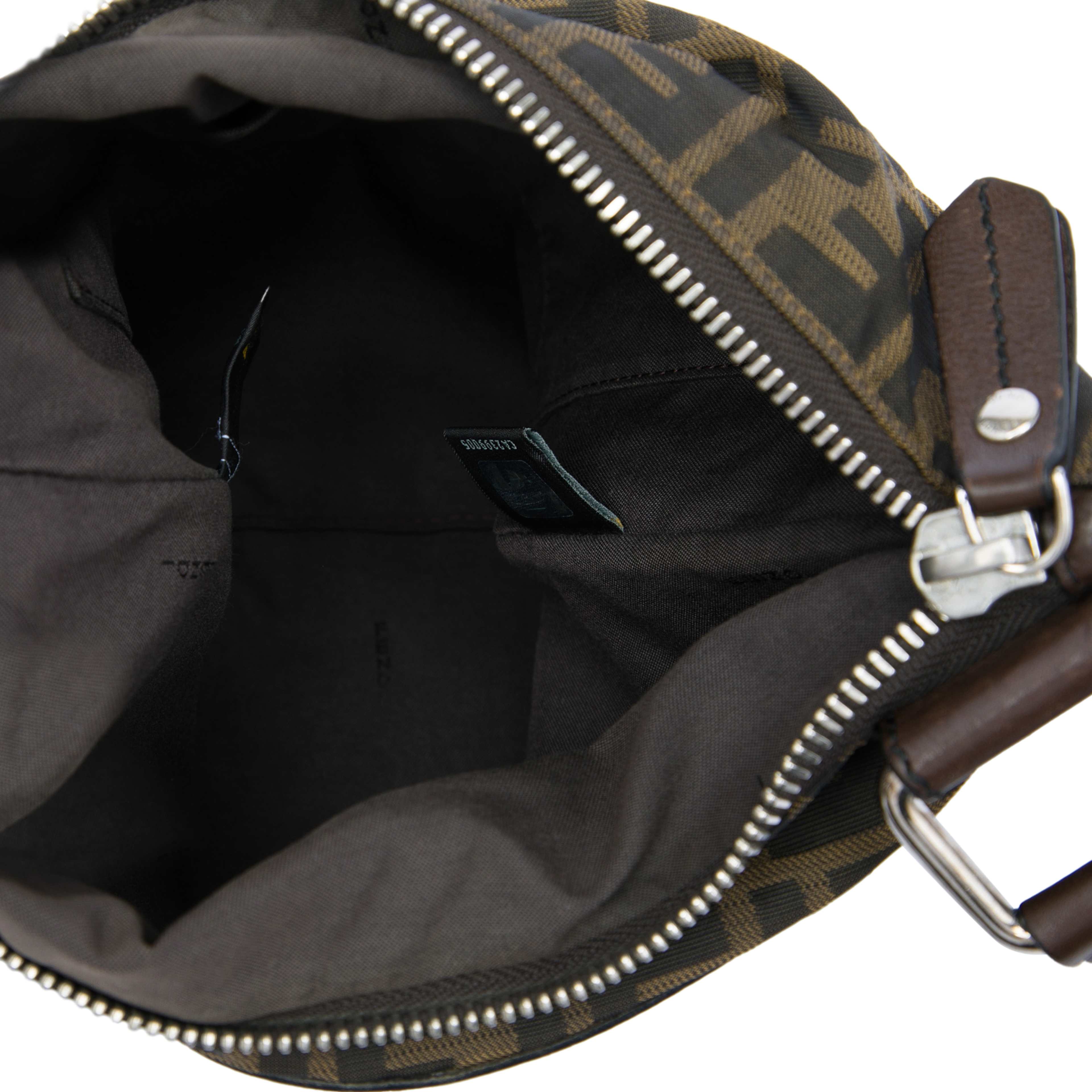 Fendi Zucca Canvas Crossbody, från Luxclusif, i färgen brun. Klicka för att öppna bilden i stort format