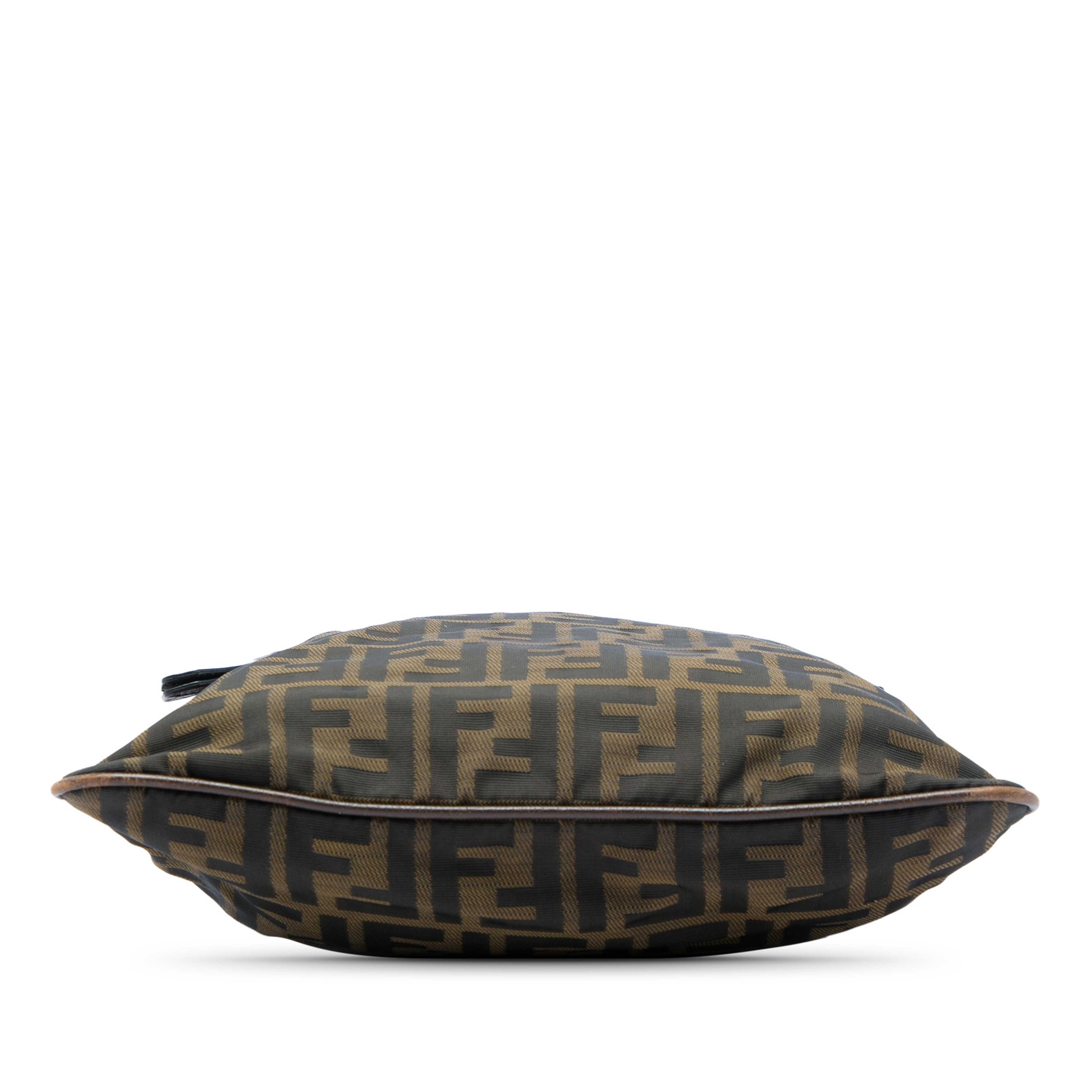 Fendi Zucca Canvas Crossbody, från Luxclusif, i färgen brun. Klicka för att öppna bilden i stort format