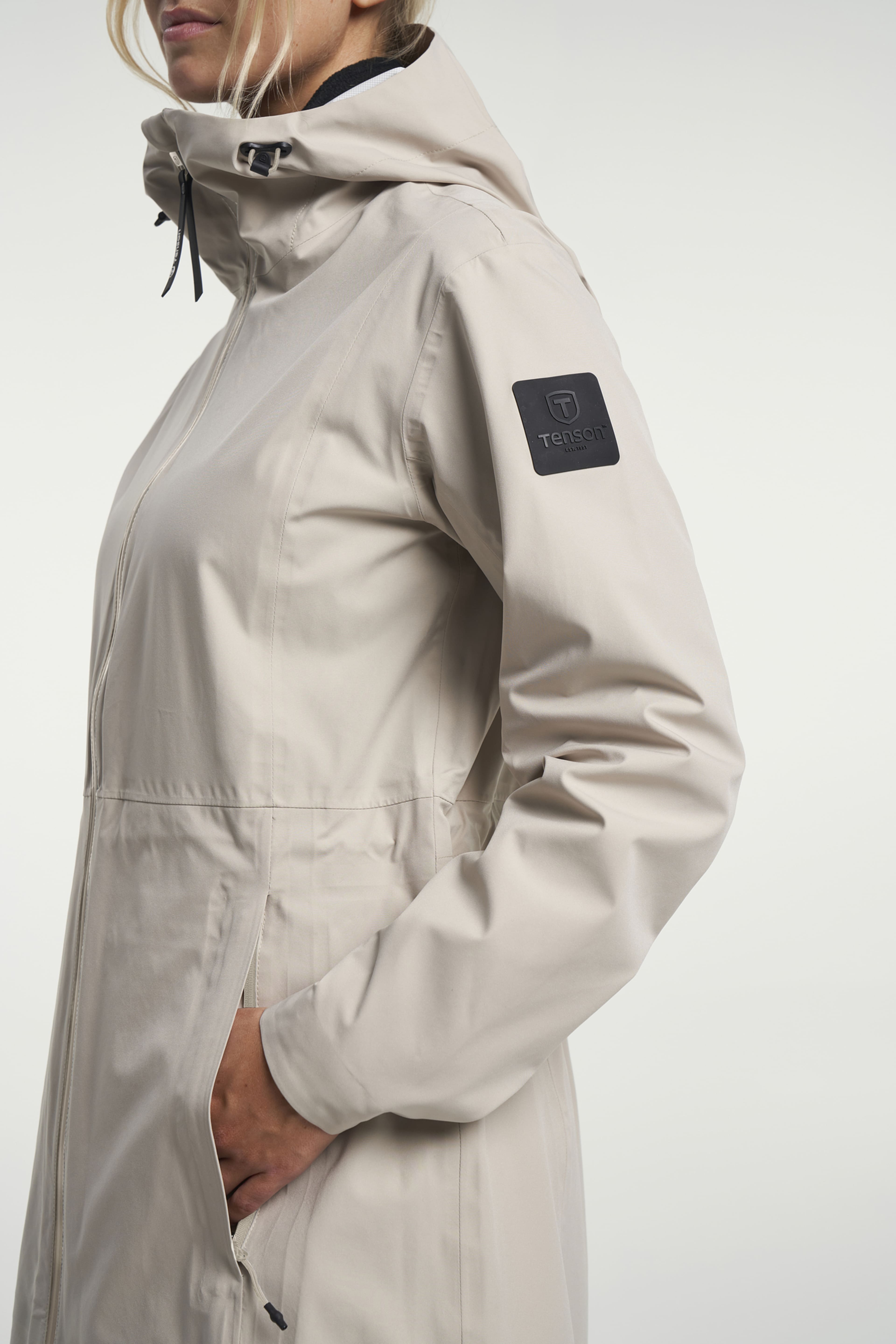 Maxi Parka Women, från Tenson, i färgen ljusbeige. Klicka för att öppna bilden i stort format