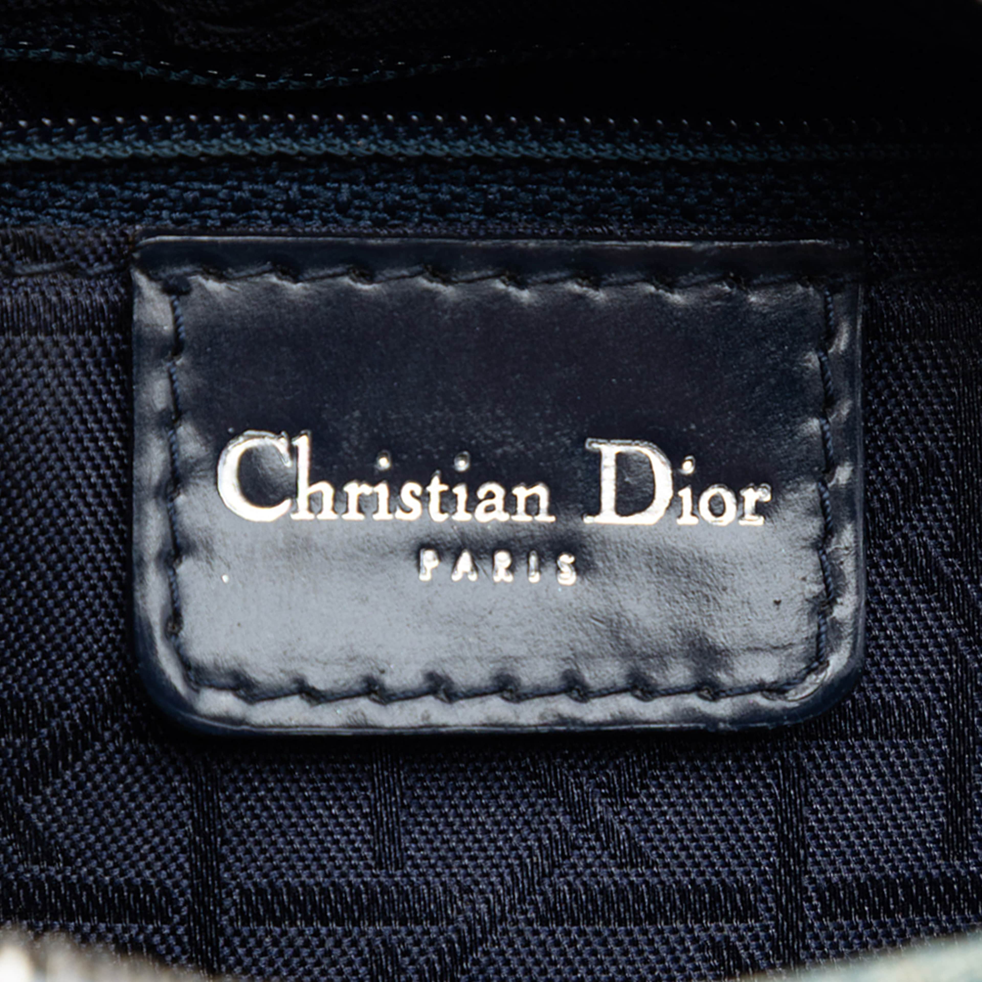 Dior Medium Denim Cannage Acrylic Handles Lady Dior, från Luxclusif, i färgen blå. Klicka för att öppna bilden i stort format
