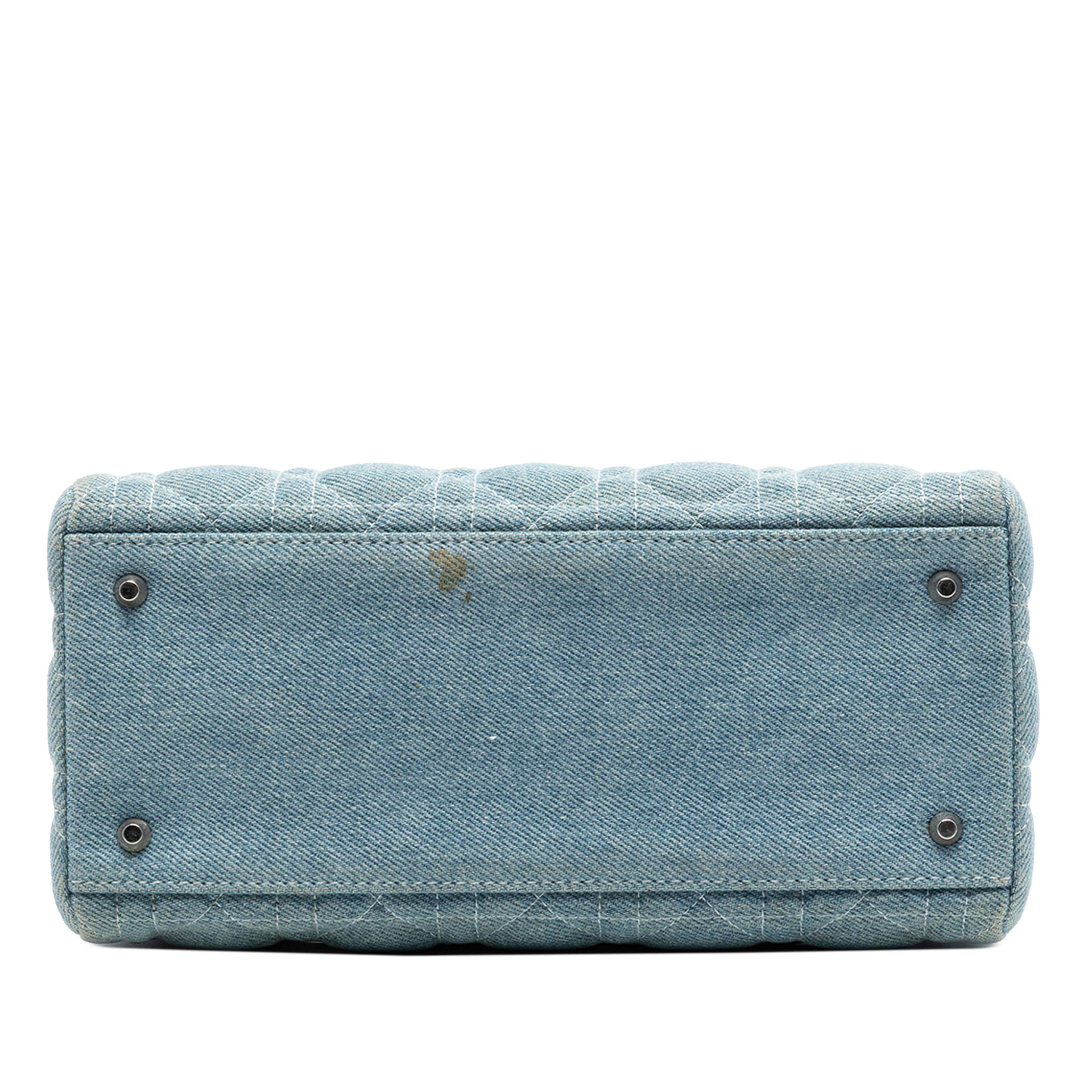 Dior Medium Denim Cannage Acrylic Handles Lady Dior, från Luxclusif, i färgen blå. Klicka för att öppna bilden i stort format