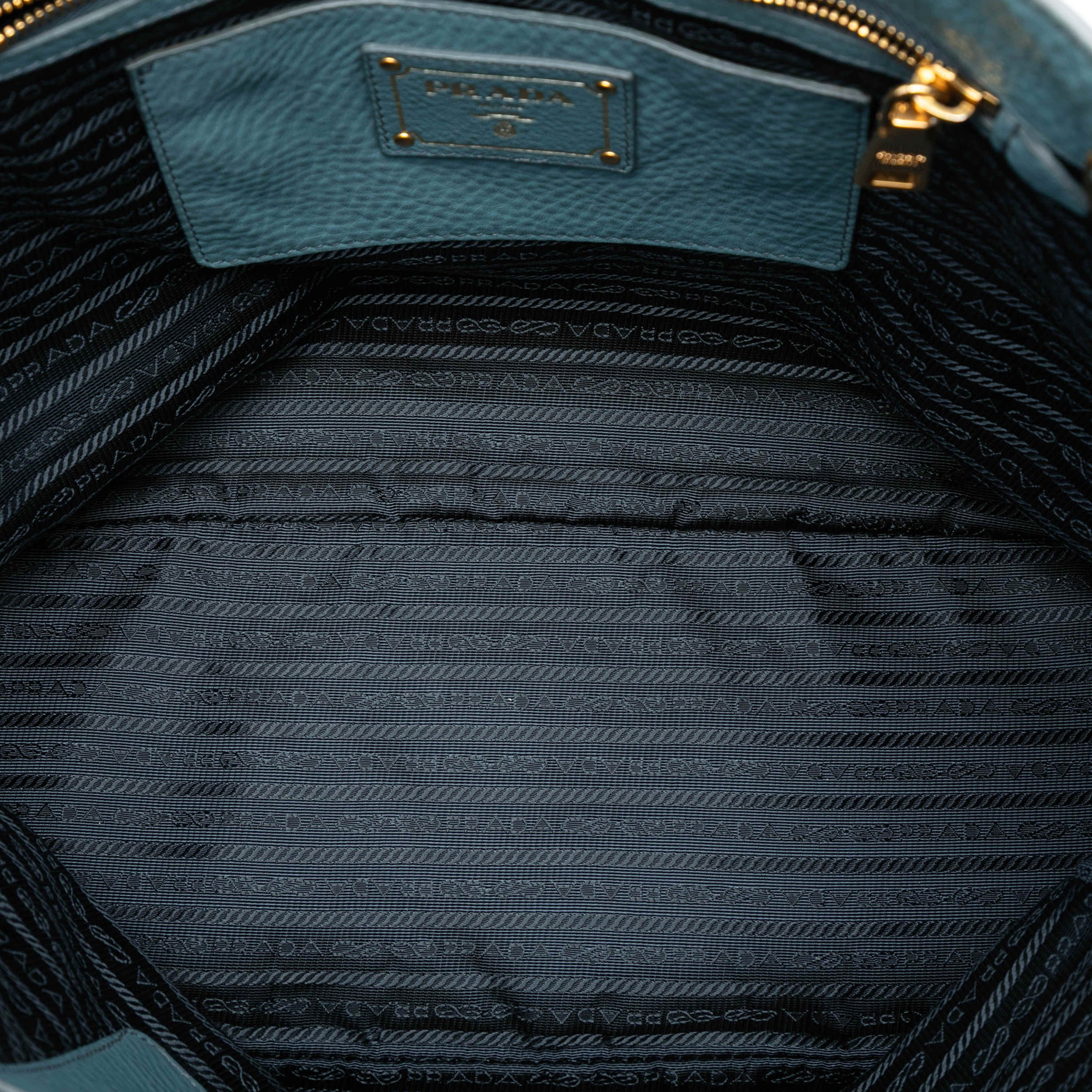 Prada Vitello Daino Open Convertible Tote, från Luxclusif, i färgen blue. Klicka för att öppna bilden i stort format