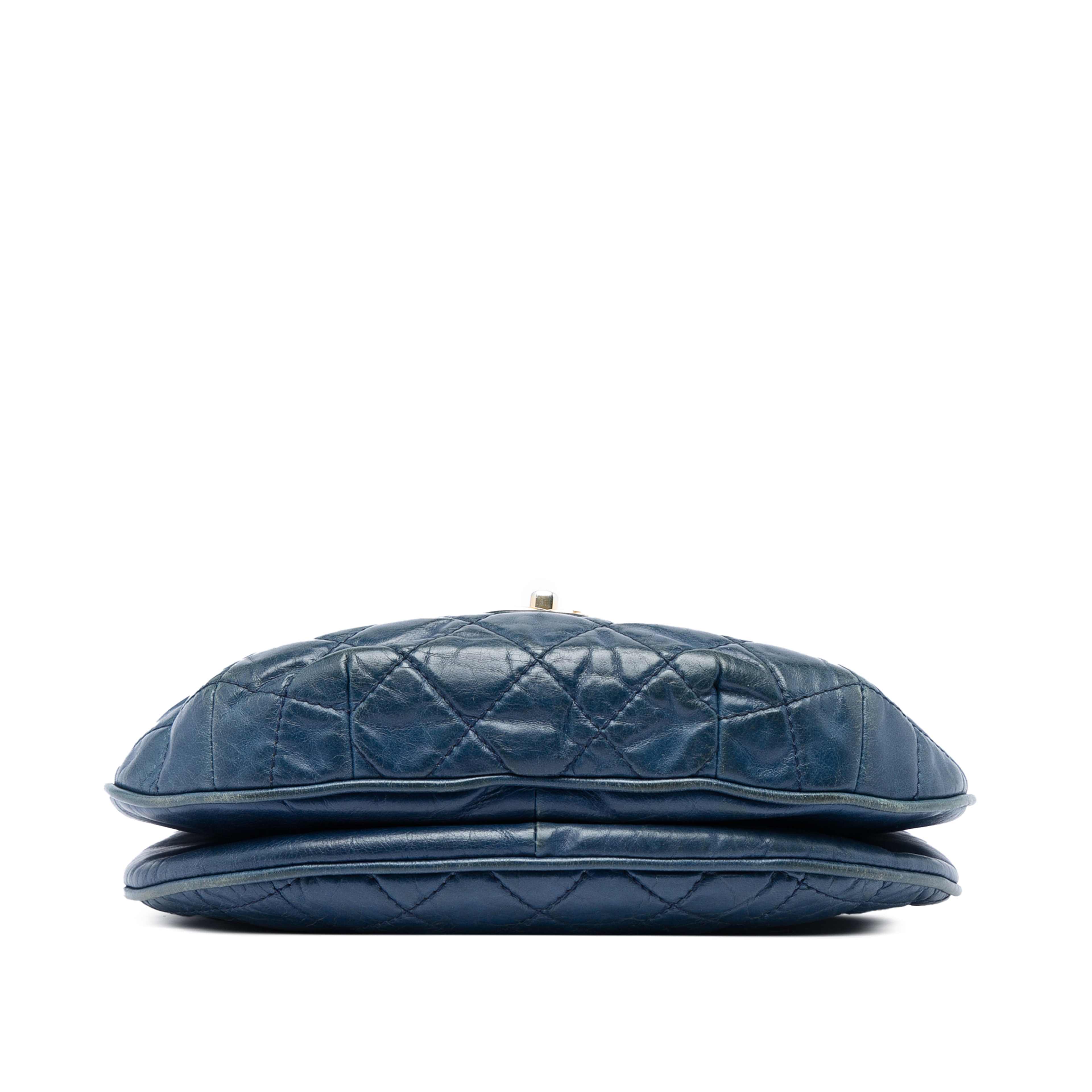 Chanel Medium Quilted Glazed Calfskin Bubble Cc Flap, från Luxclusif, i färgen blå. Klicka för att öppna bilden i stort format