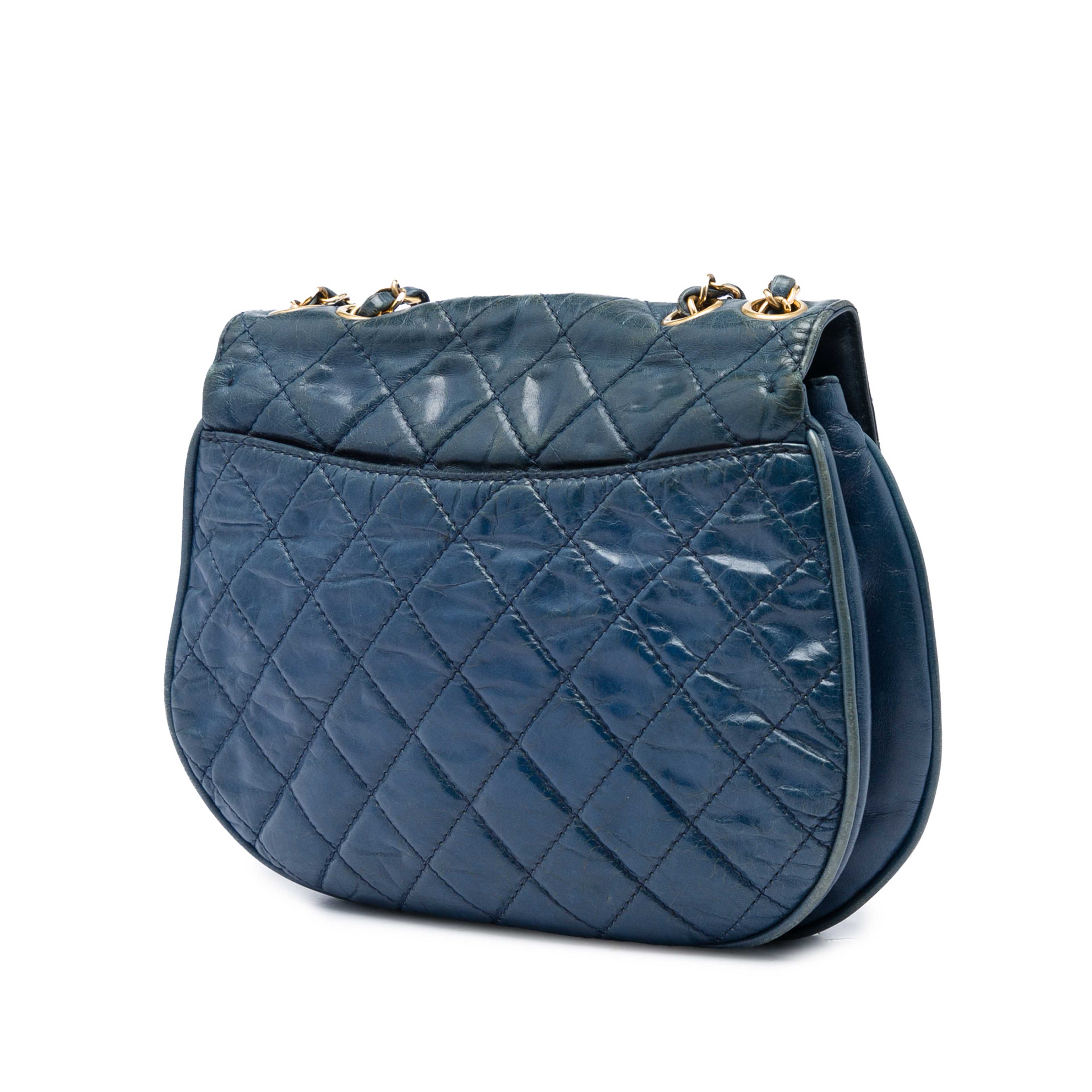 Chanel Medium Quilted Glazed Calfskin Bubble Cc Flap, från Luxclusif, i färgen blå. Klicka för att öppna bilden i stort format