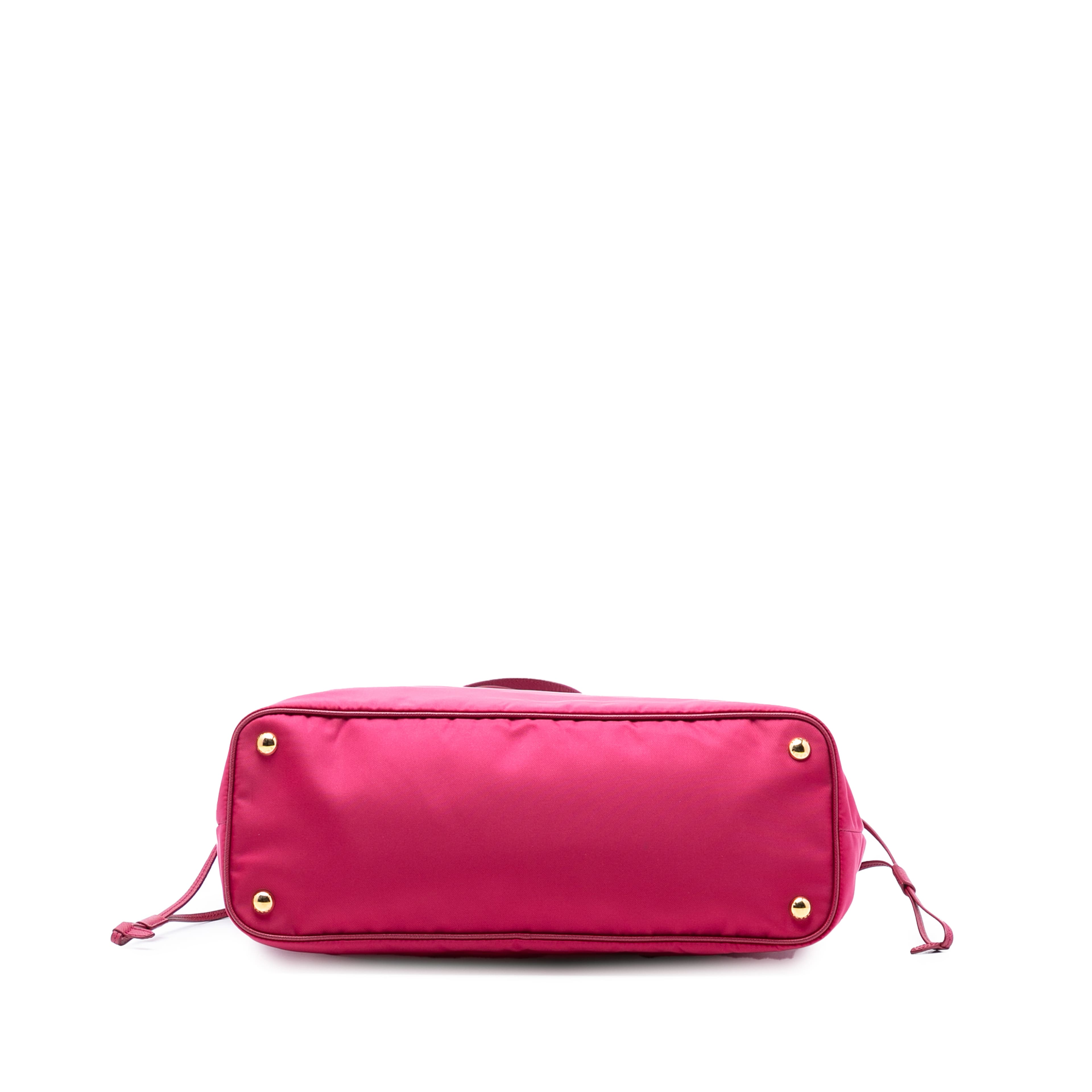 Prada Saffiano Trimmed Tessuto Tote, från Luxclusif, i färgen dark pink. Klicka för att öppna bilden i stort format