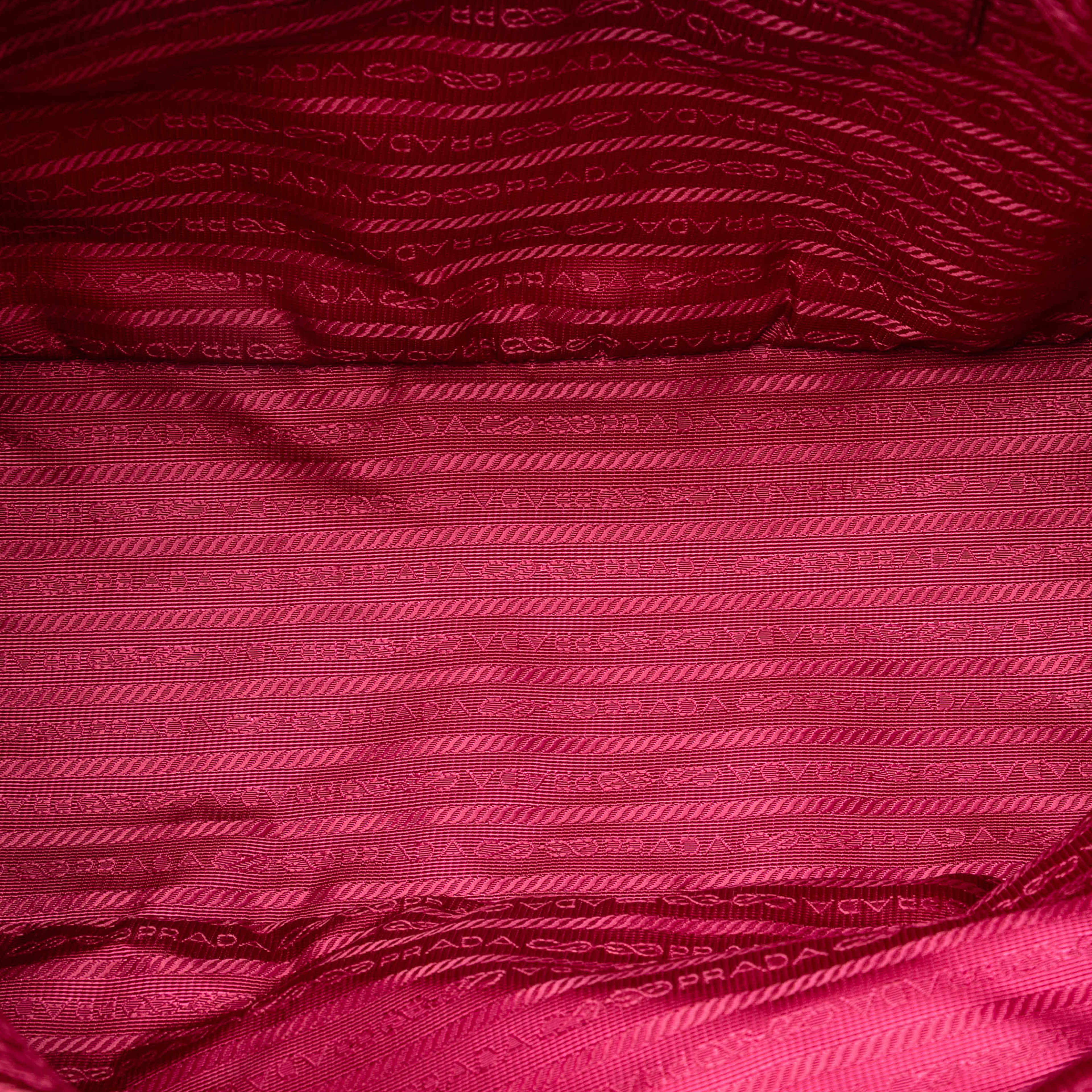 Prada Saffiano Trimmed Tessuto Tote, från Luxclusif, i färgen dark pink. Klicka för att öppna bilden i stort format