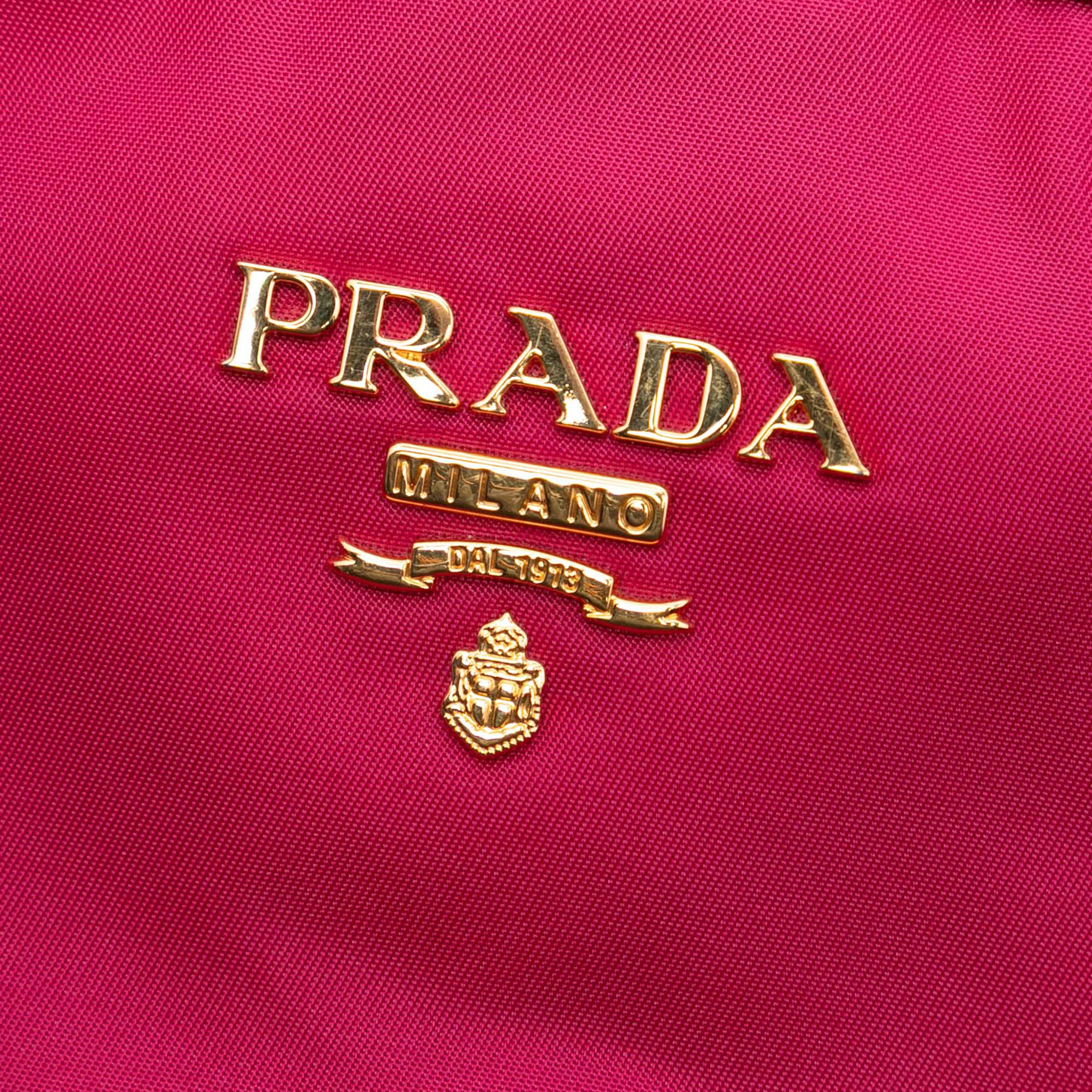 Prada Saffiano Trimmed Tessuto Tote, från Luxclusif, i färgen dark pink. Klicka för att öppna bilden i stort format
