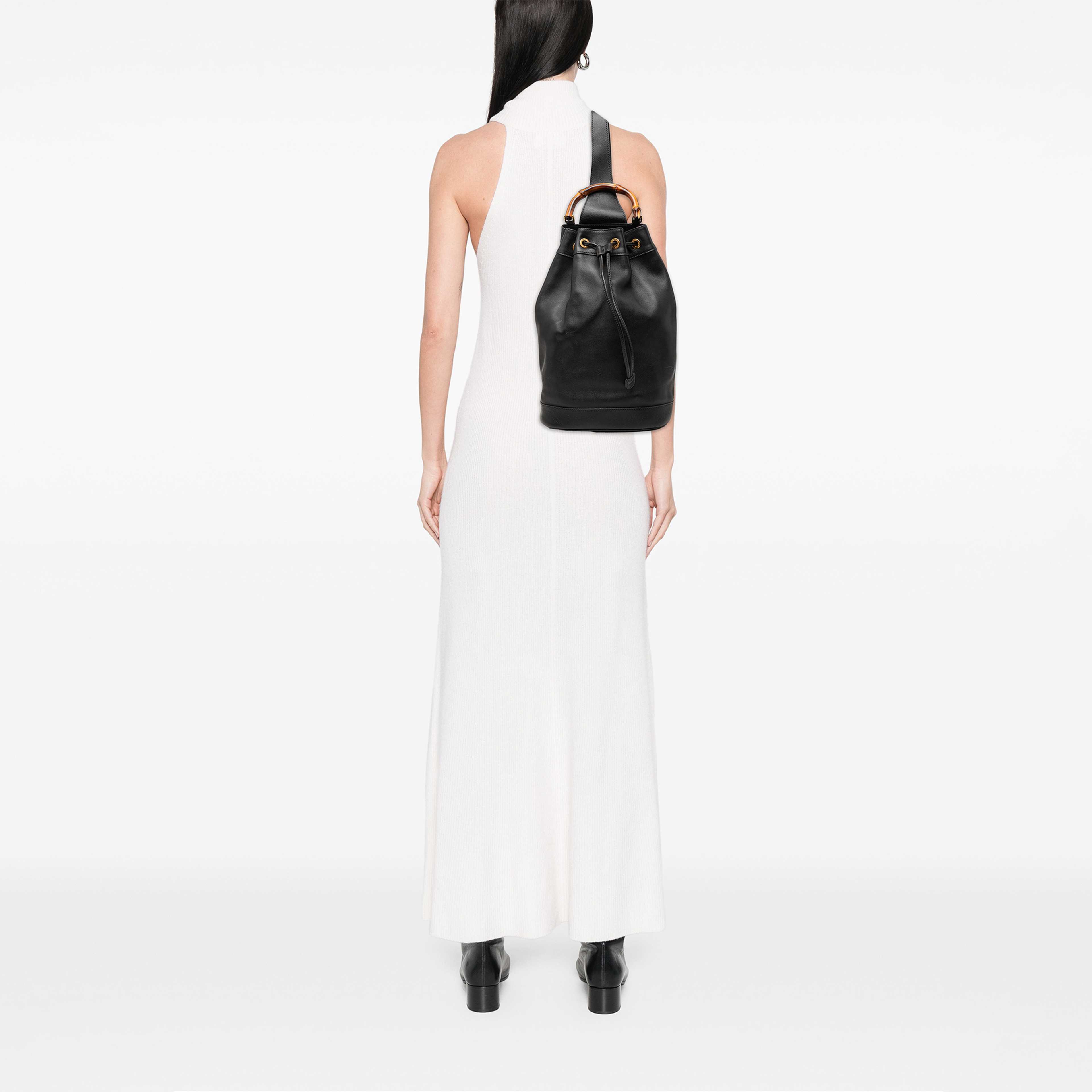 Gucci Calfskin Bamboo Drawstring Sling Backpack, från Luxclusif, i färgen svart. Klicka för att öppna bilden i stort format
