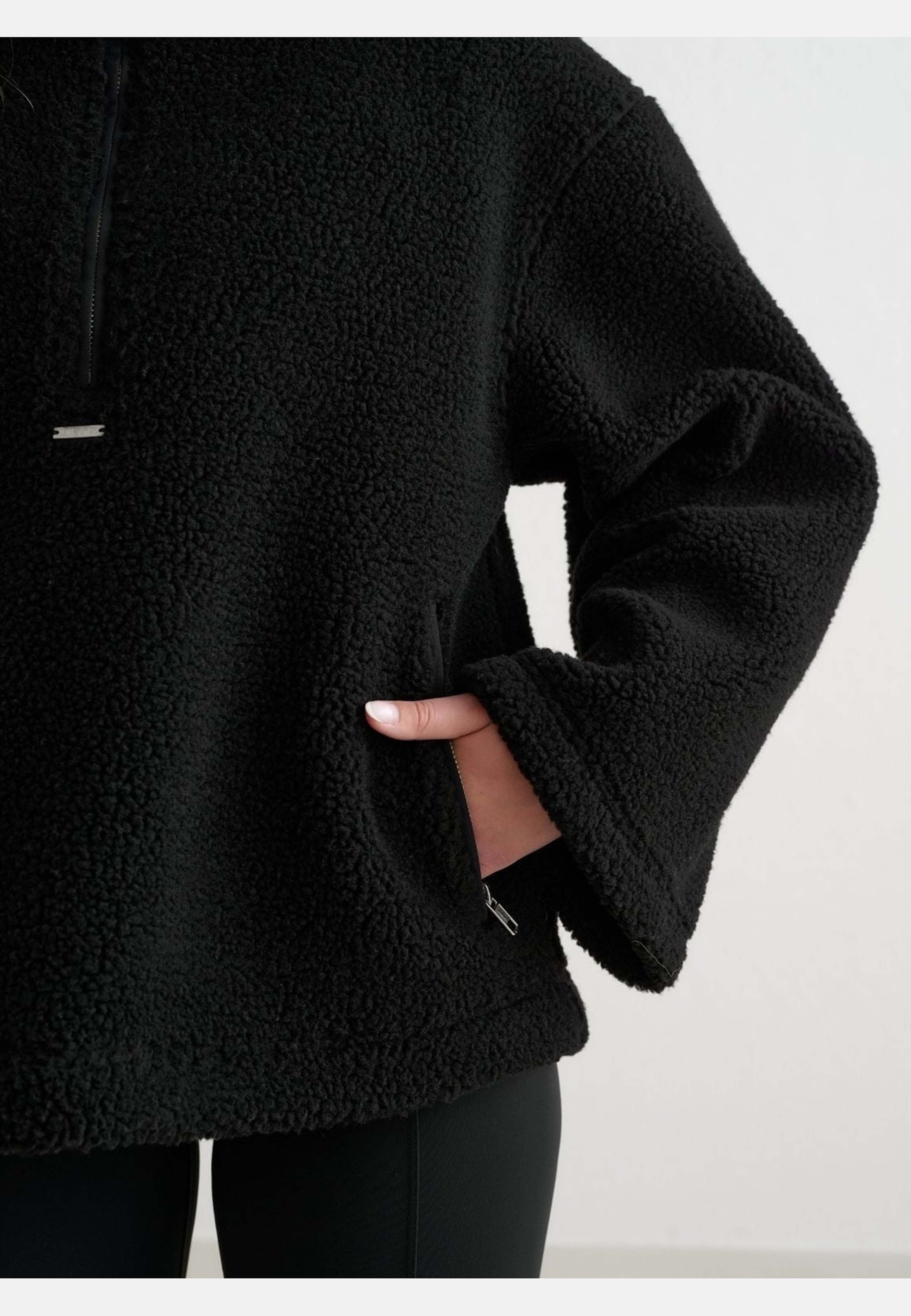 Pile Anorak, från aim'n, i färgen black. Klicka för att öppna bilden i stort format