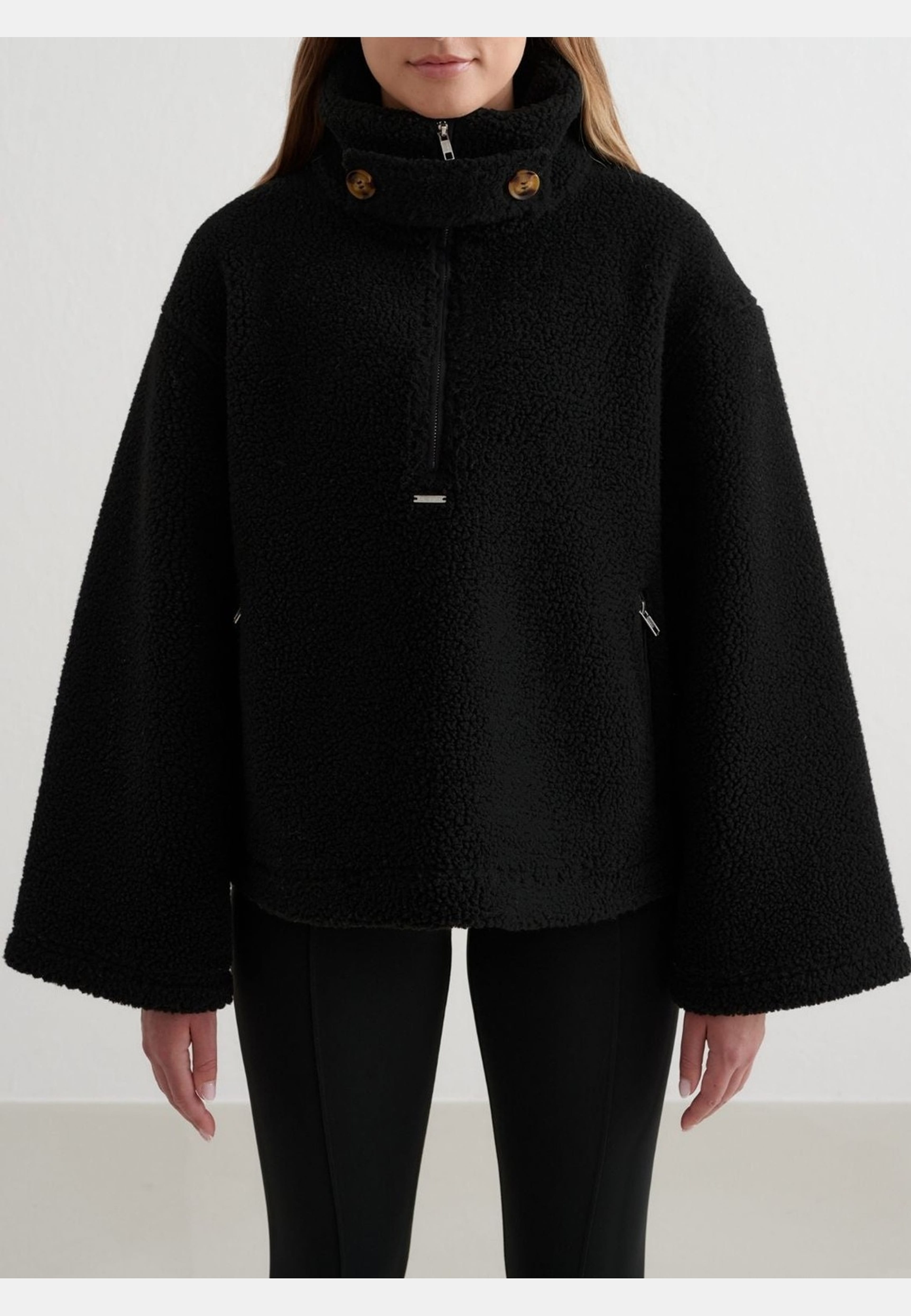 Pile Anorak, från aim'n, i färgen black. Klicka för att öppna bilden i stort format