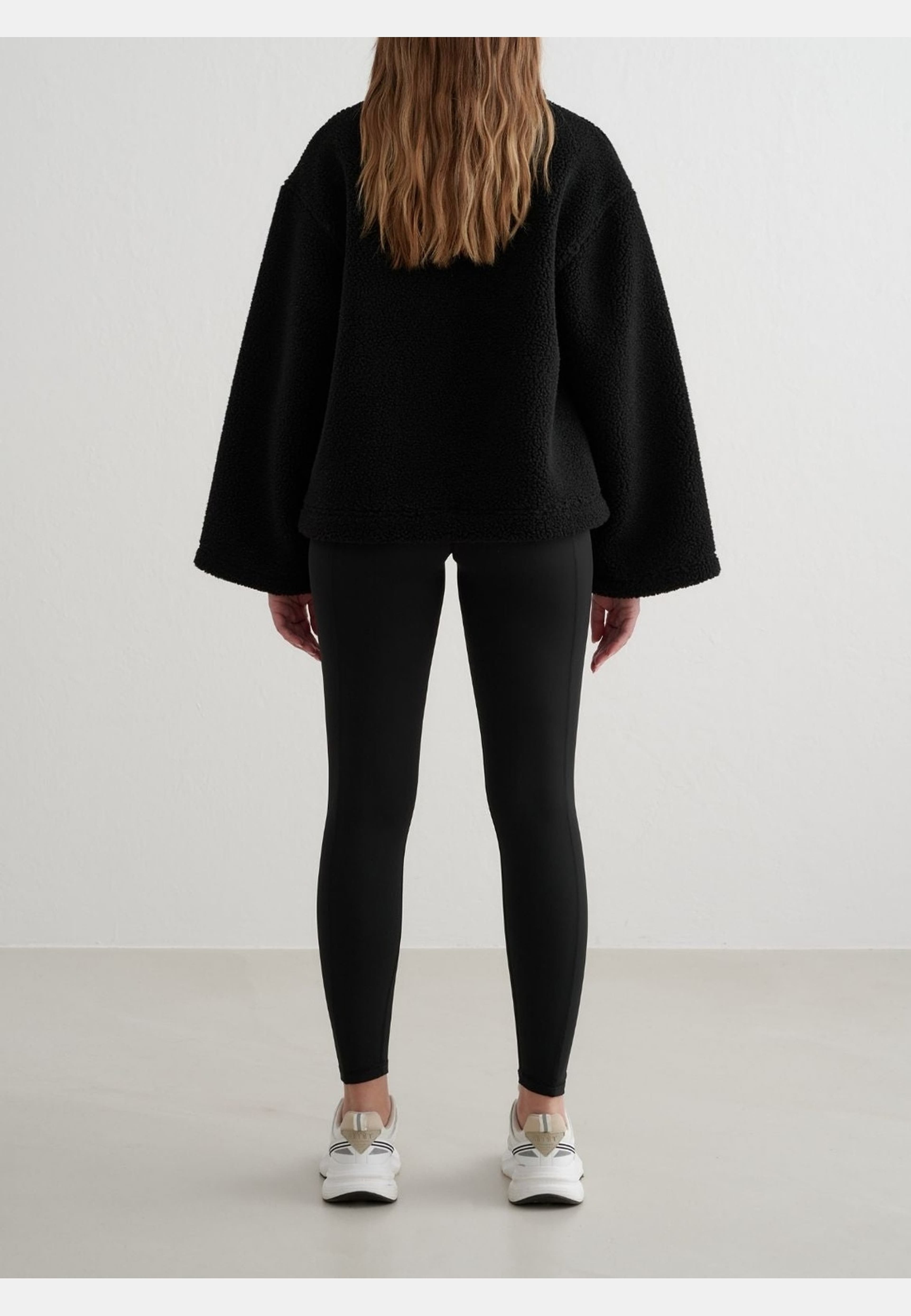 Pile Anorak, från aim'n, i färgen black. Klicka för att öppna bilden i stort format