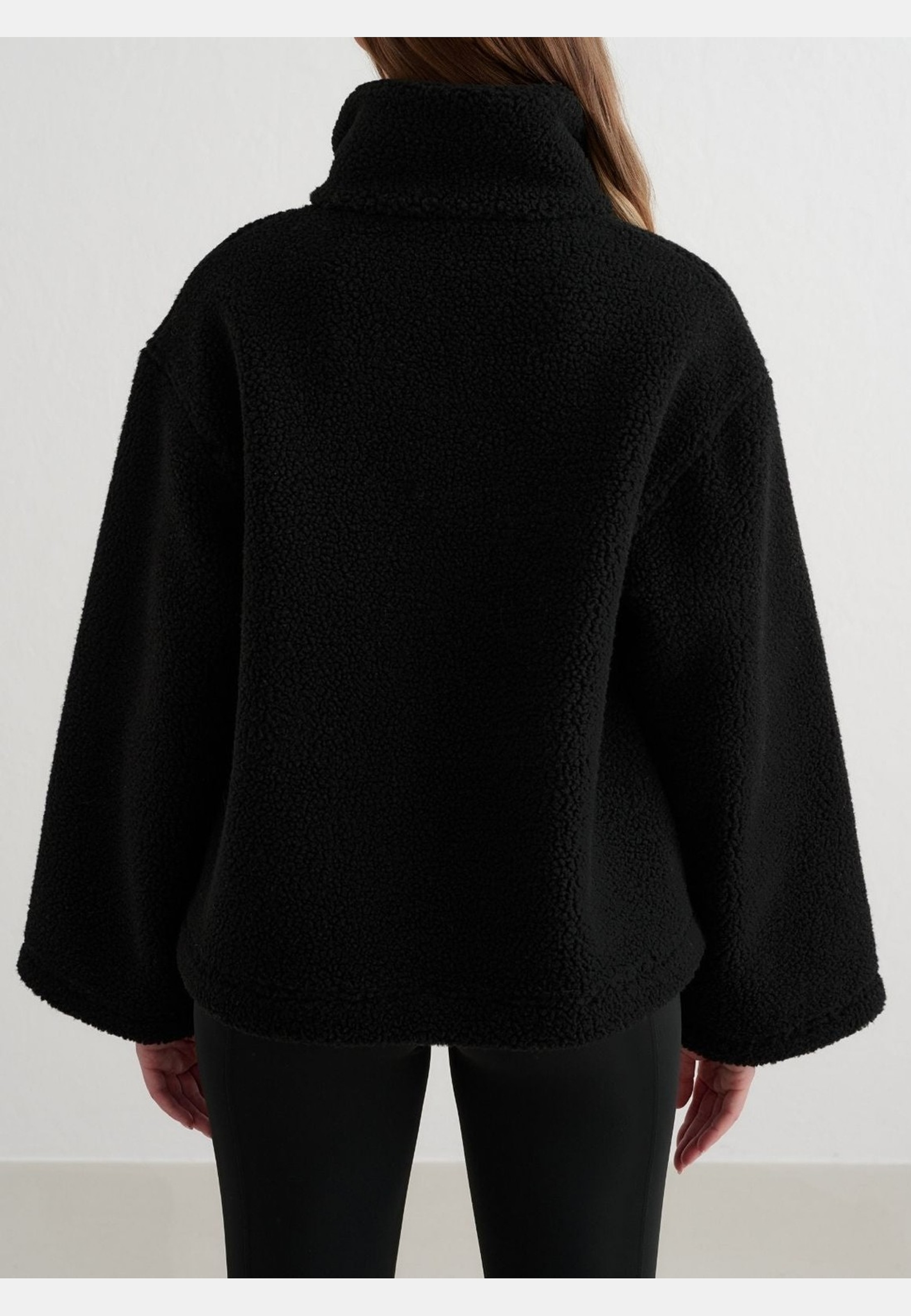 Pile Anorak, från aim'n, i färgen black. Klicka för att öppna bilden i stort format