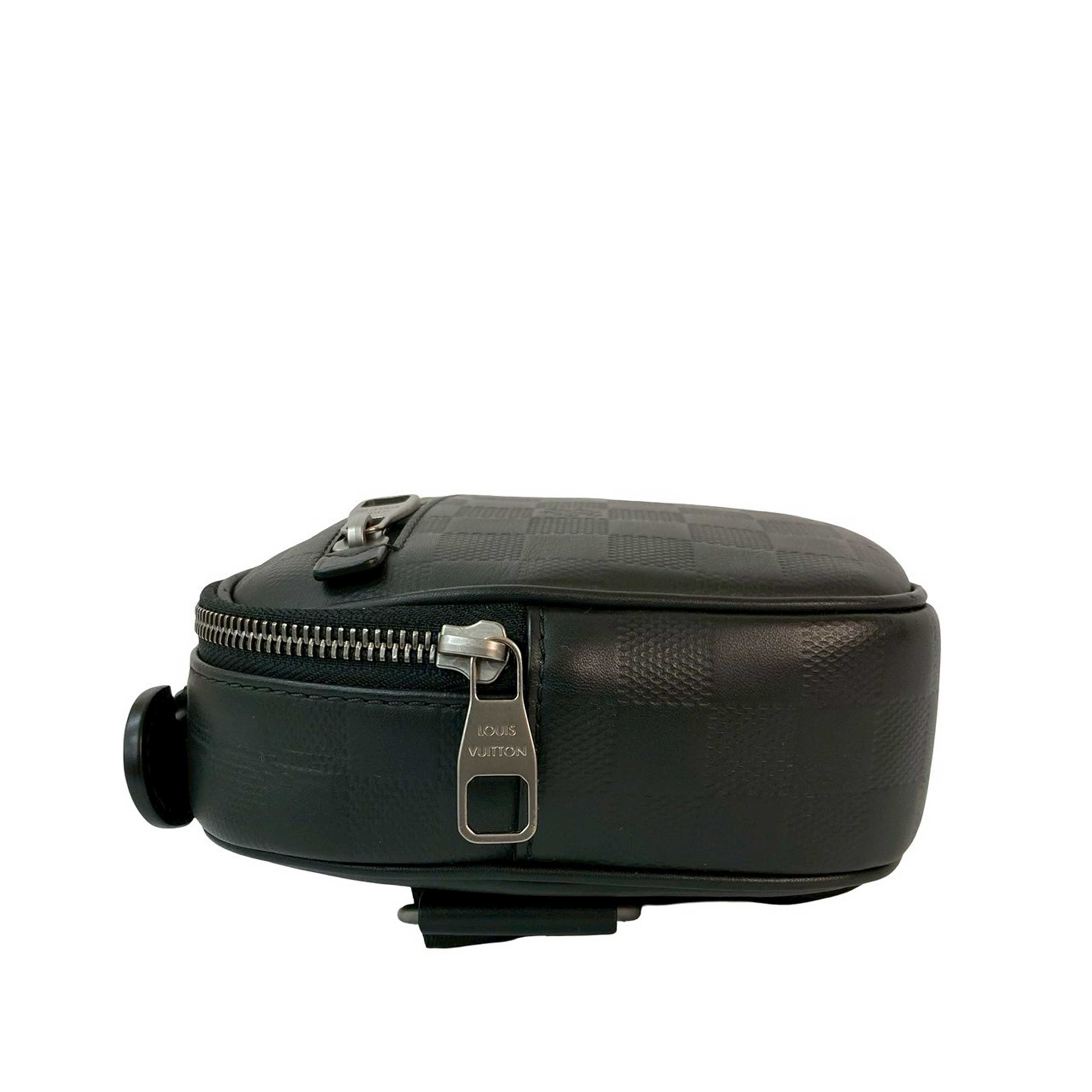 Louis Vuitton Damier Inifini Ambler, från Luxclusif, i färgen black. Klicka för att öppna bilden i stort format