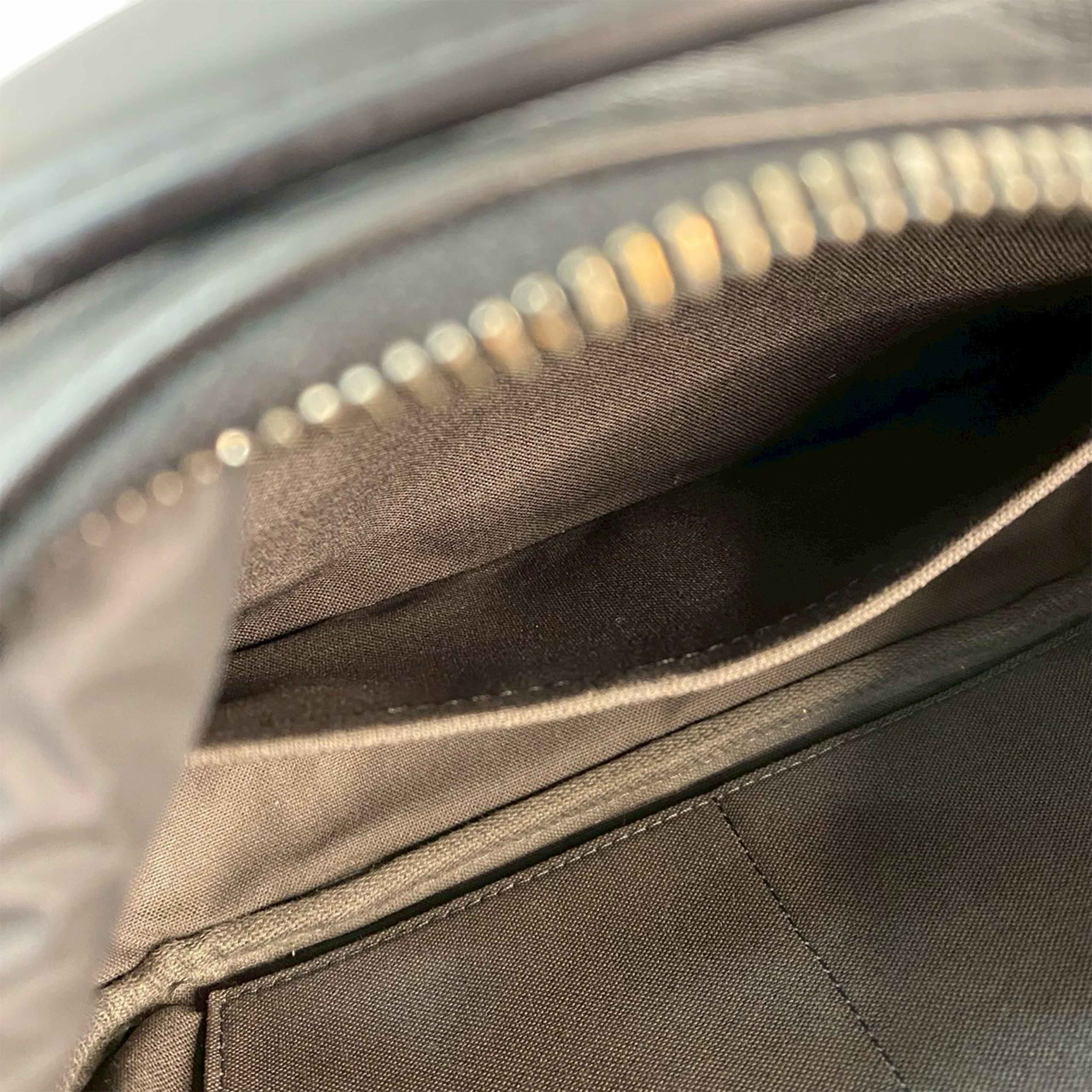 Louis Vuitton Damier Inifini Ambler, från Luxclusif, i färgen black. Klicka för att öppna bilden i stort format