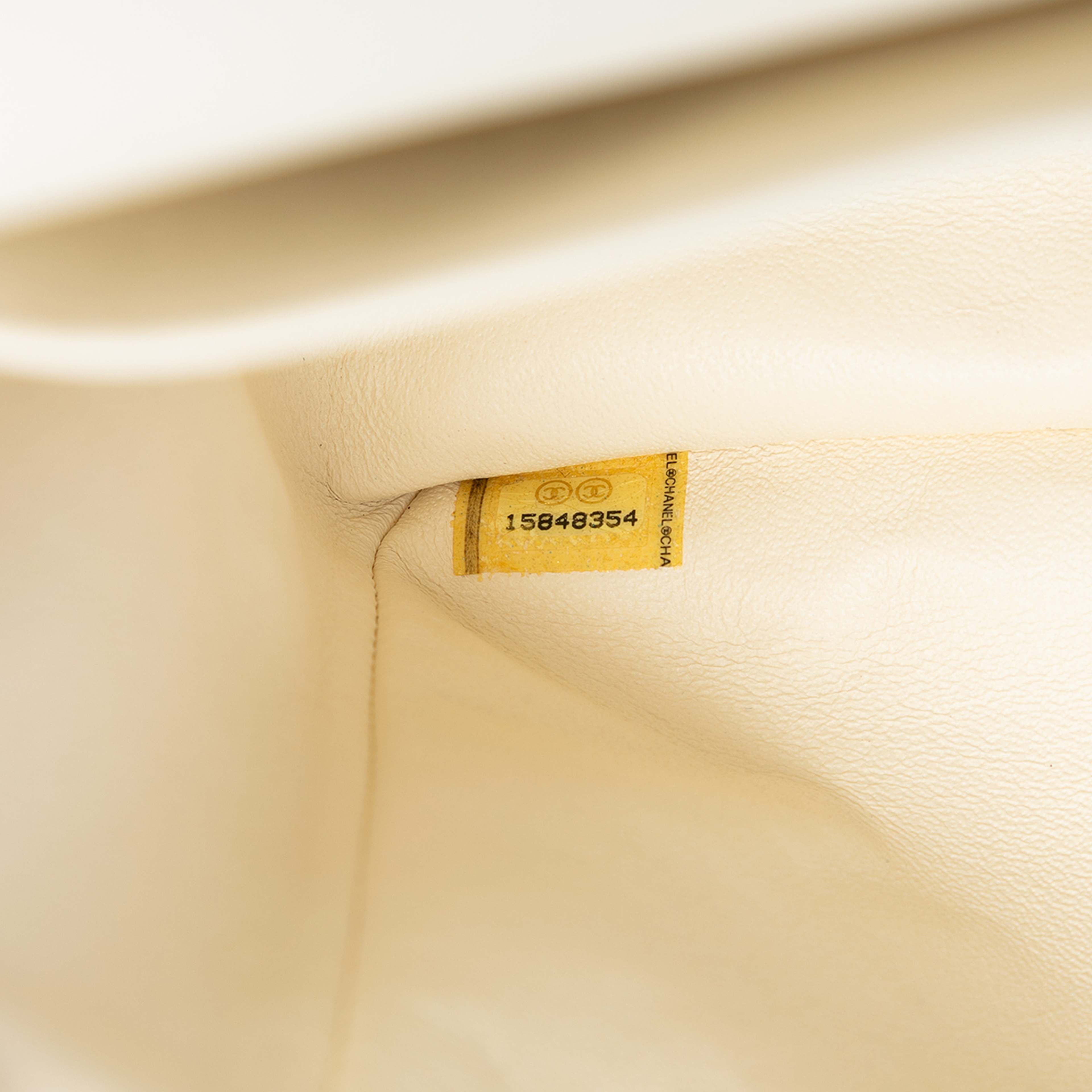 Chanel Jumbo Classic Lambskin Double Flap, från Luxclusif, i färgen ivory. Klicka för att öppna bilden i stort format