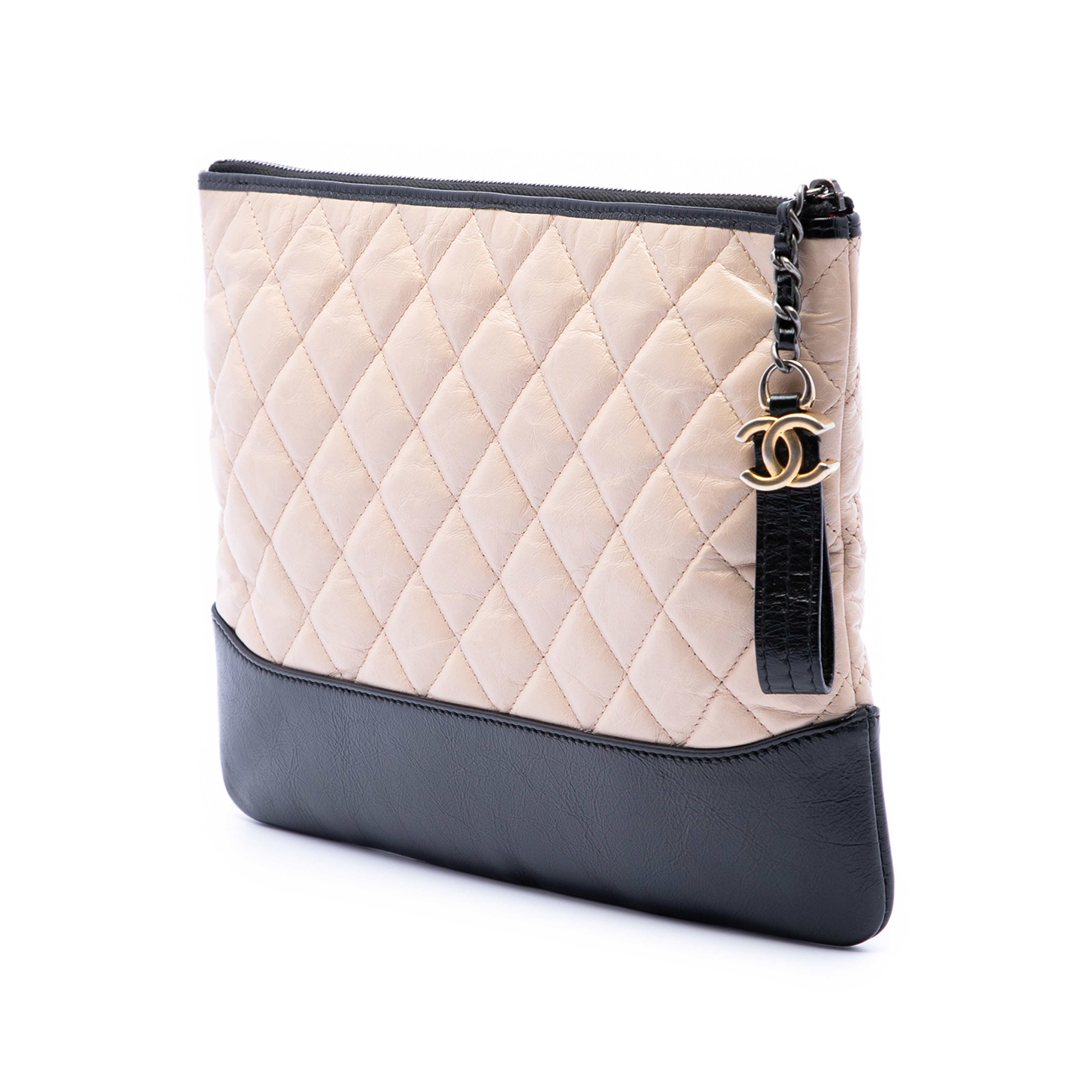 Chanel Medium Aged Calfskin Gabrielle O Case Clutch, från Luxclusif, i färgen light beige. Klicka för att öppna bilden i stort format