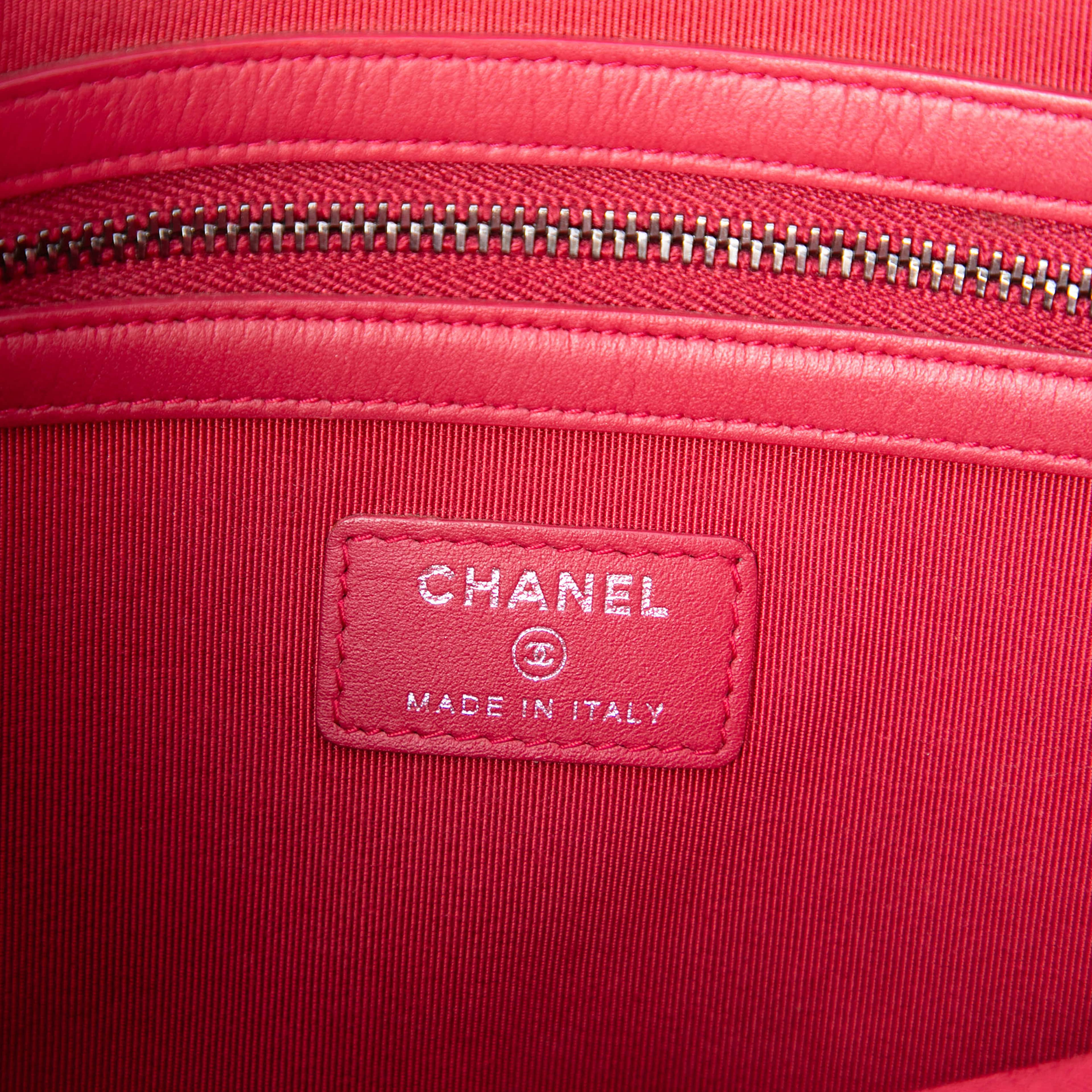 Chanel Medium Aged Calfskin Gabrielle O Case Clutch, från Luxclusif, i färgen light beige. Klicka för att öppna bilden i stort format