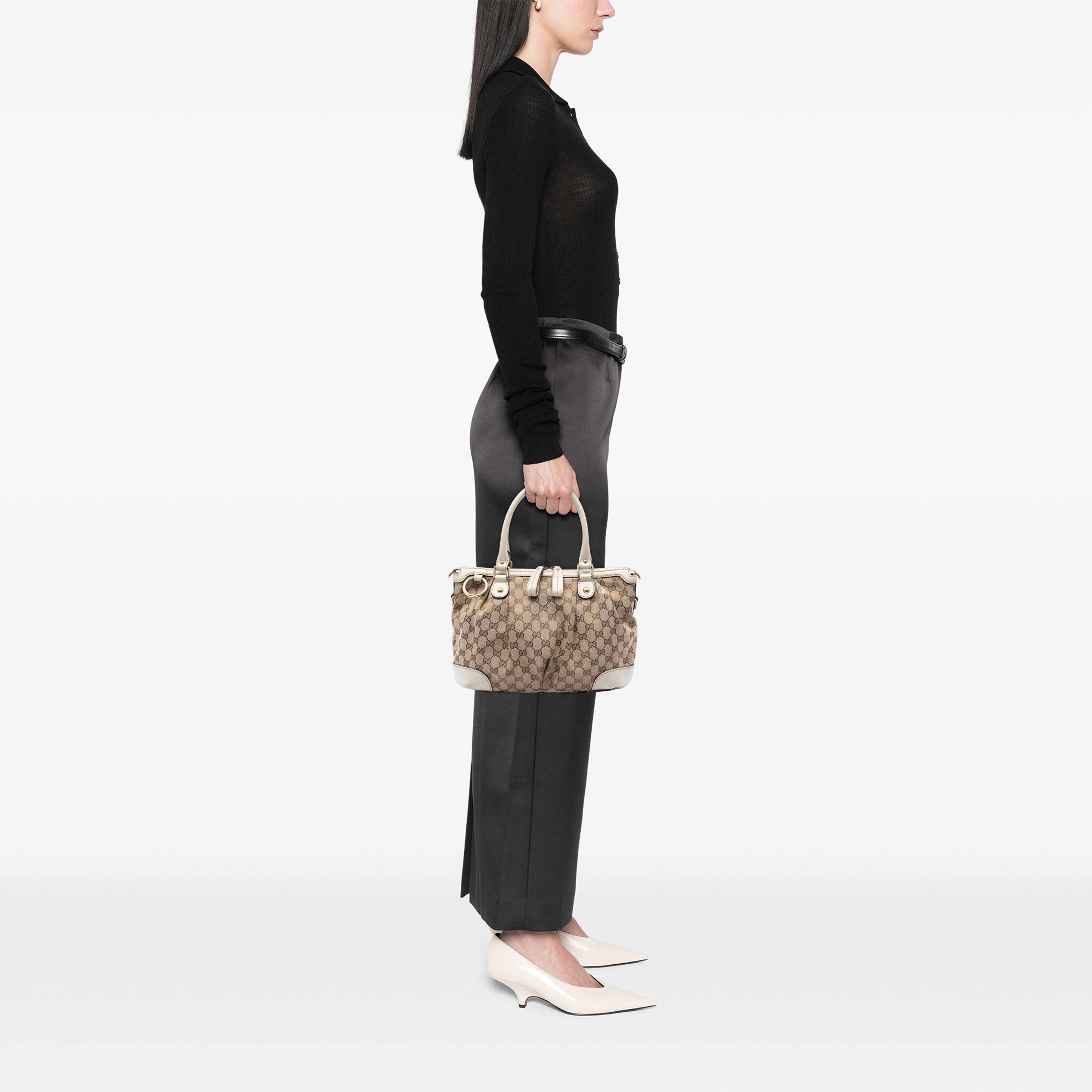 Gucci Gg Canvas Sukey Satchel, från Luxclusif, i färgen beige. Klicka för att öppna bilden i stort format