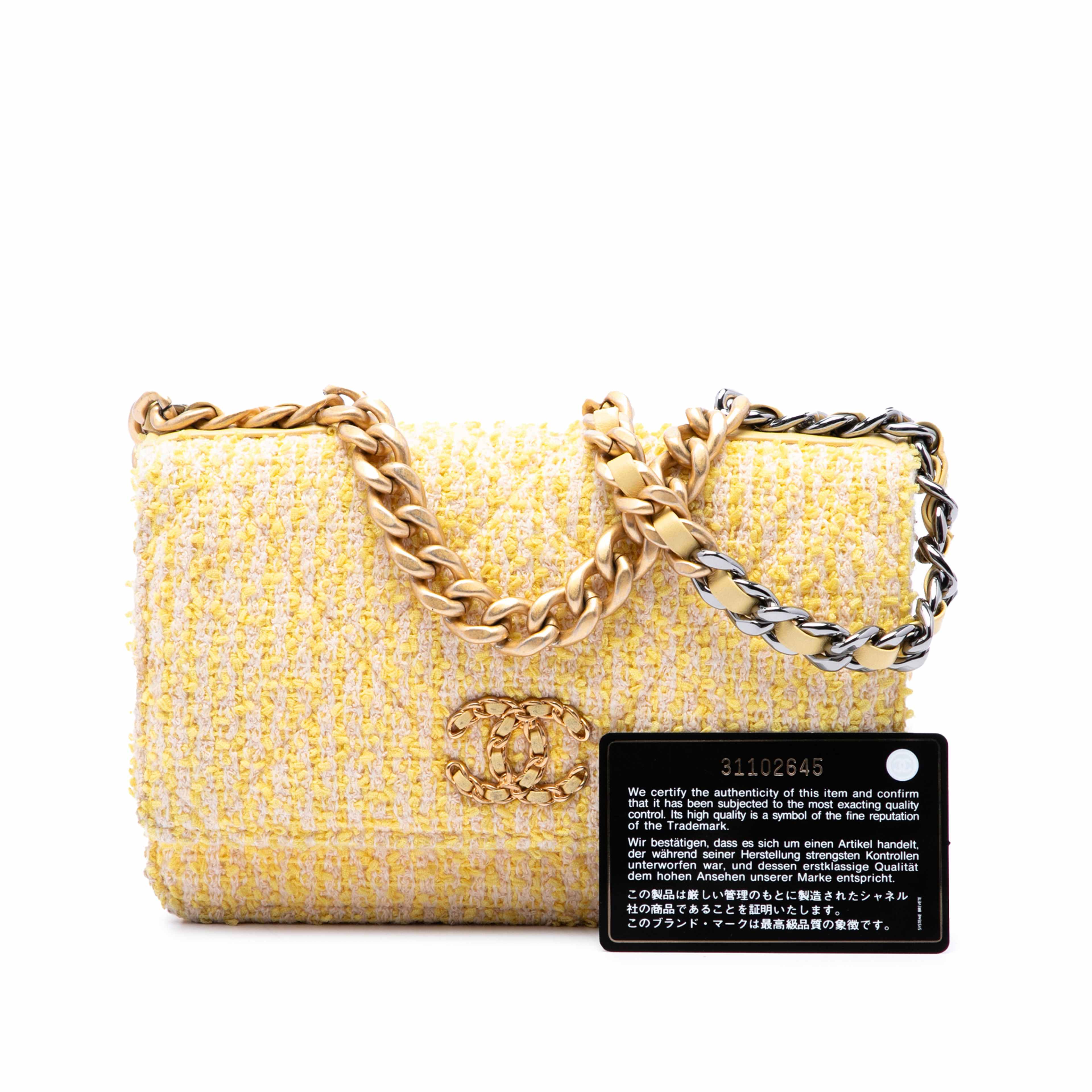Chanel Tweed 19 Wallet On Chain, från Luxclusif, i färgen gul. Klicka för att öppna bilden i stort format