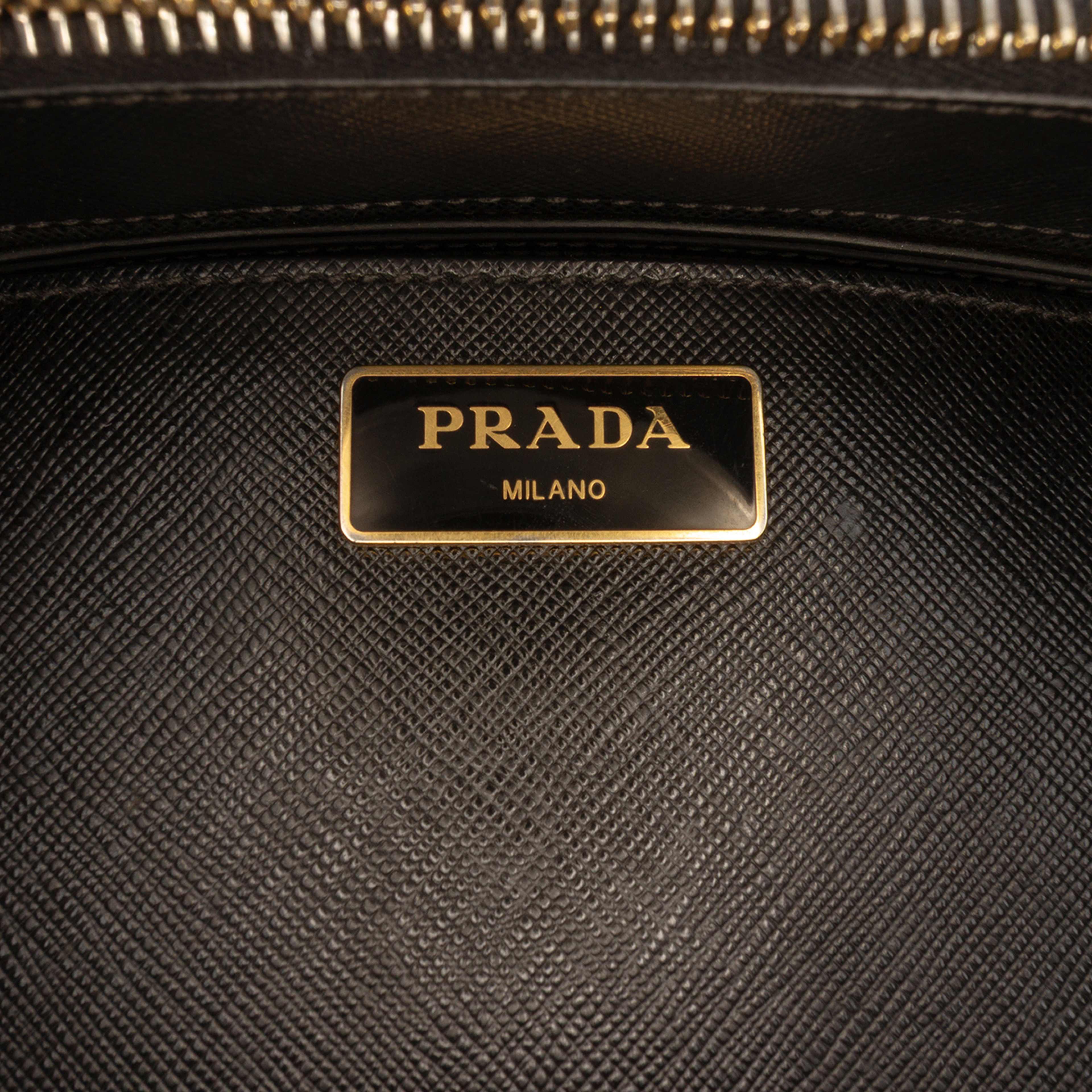 Prada Medium Saffiano Lux Galleria Double Zip Satchel, från Luxclusif, i färgen black. Klicka för att öppna bilden i stort format