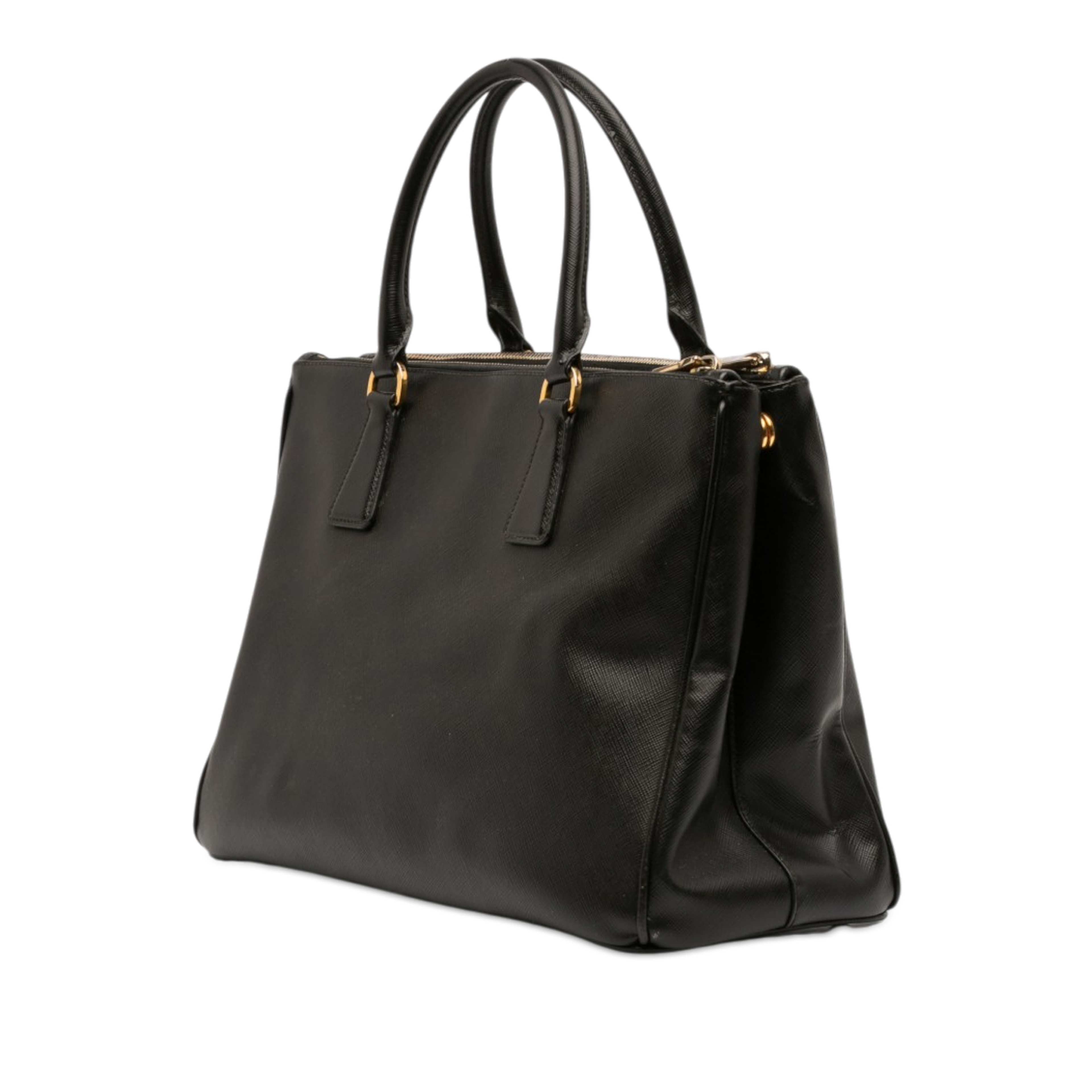 Prada Medium Saffiano Lux Galleria Double Zip Satchel, från Luxclusif, i färgen black. Klicka för att öppna bilden i stort format