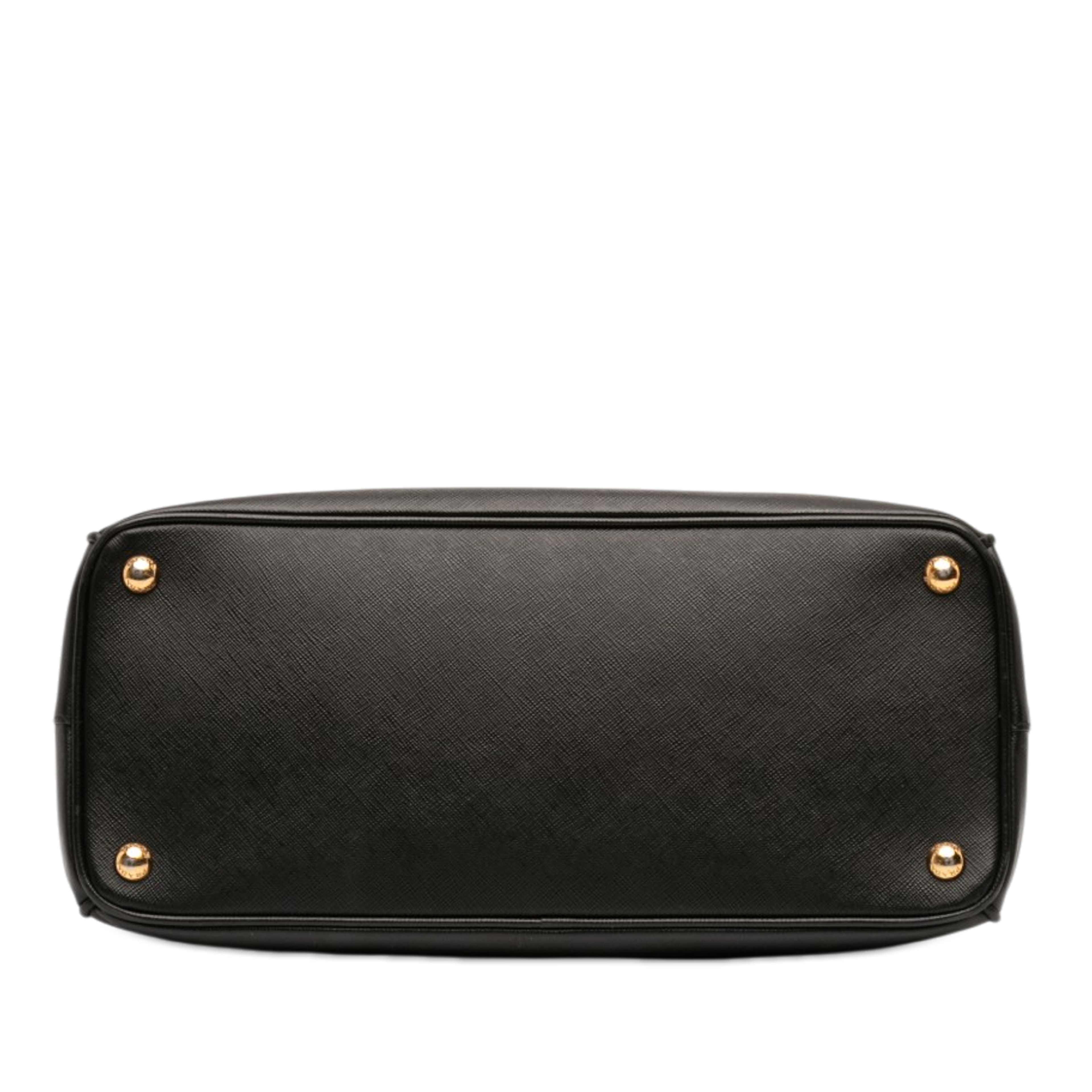 Prada Medium Saffiano Lux Galleria Double Zip Satchel, från Luxclusif, i färgen black. Klicka för att öppna bilden i stort format