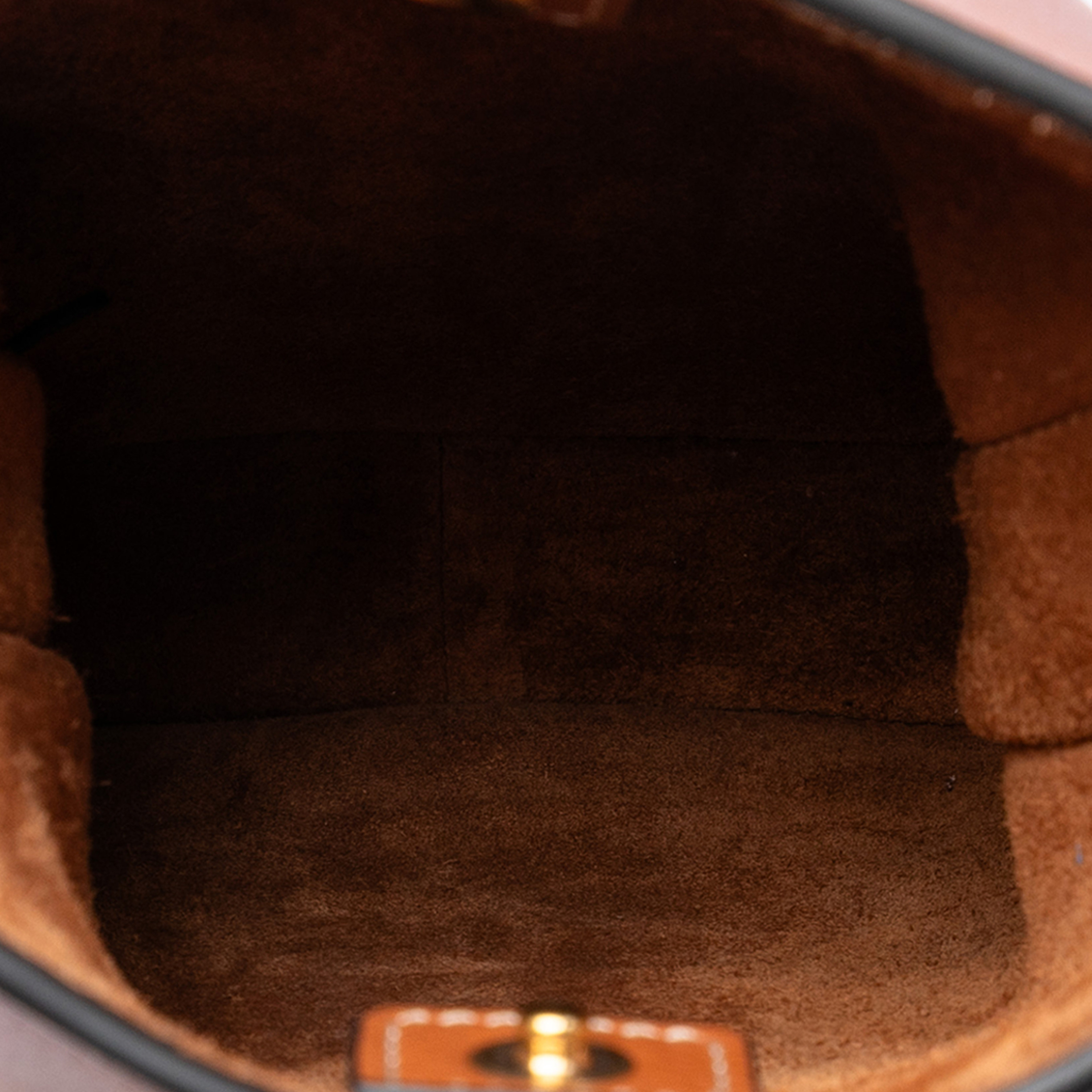 Celine Supple Calfskin Heloise Phone Pouch, från Luxclusif, i färgen brown. Klicka för att öppna bilden i stort format