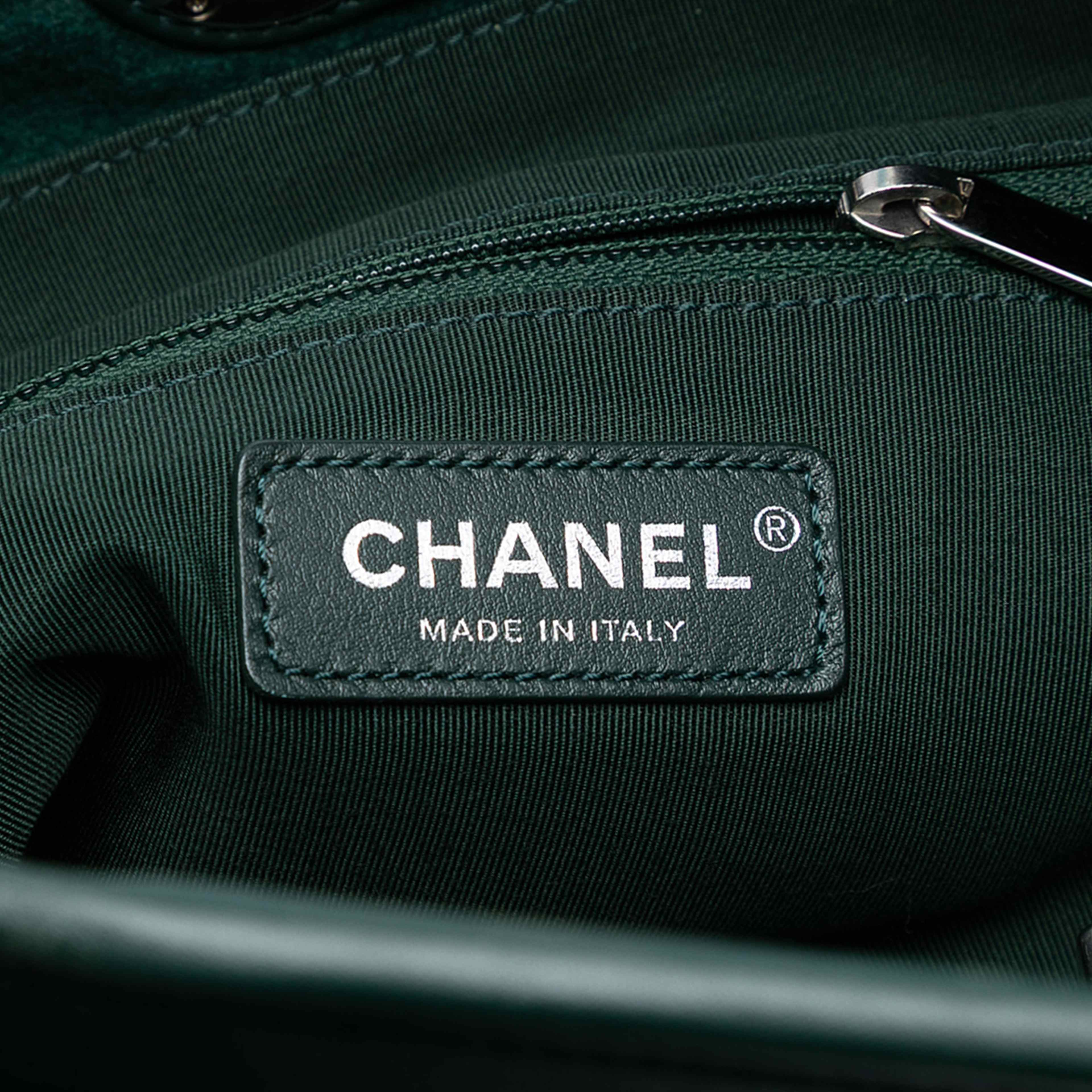 Chanel Extra Large Stitched Wool And Calfskin 31 Shopping Bag, från Luxclusif, i färgen grön. Klicka för att öppna bilden i stort format